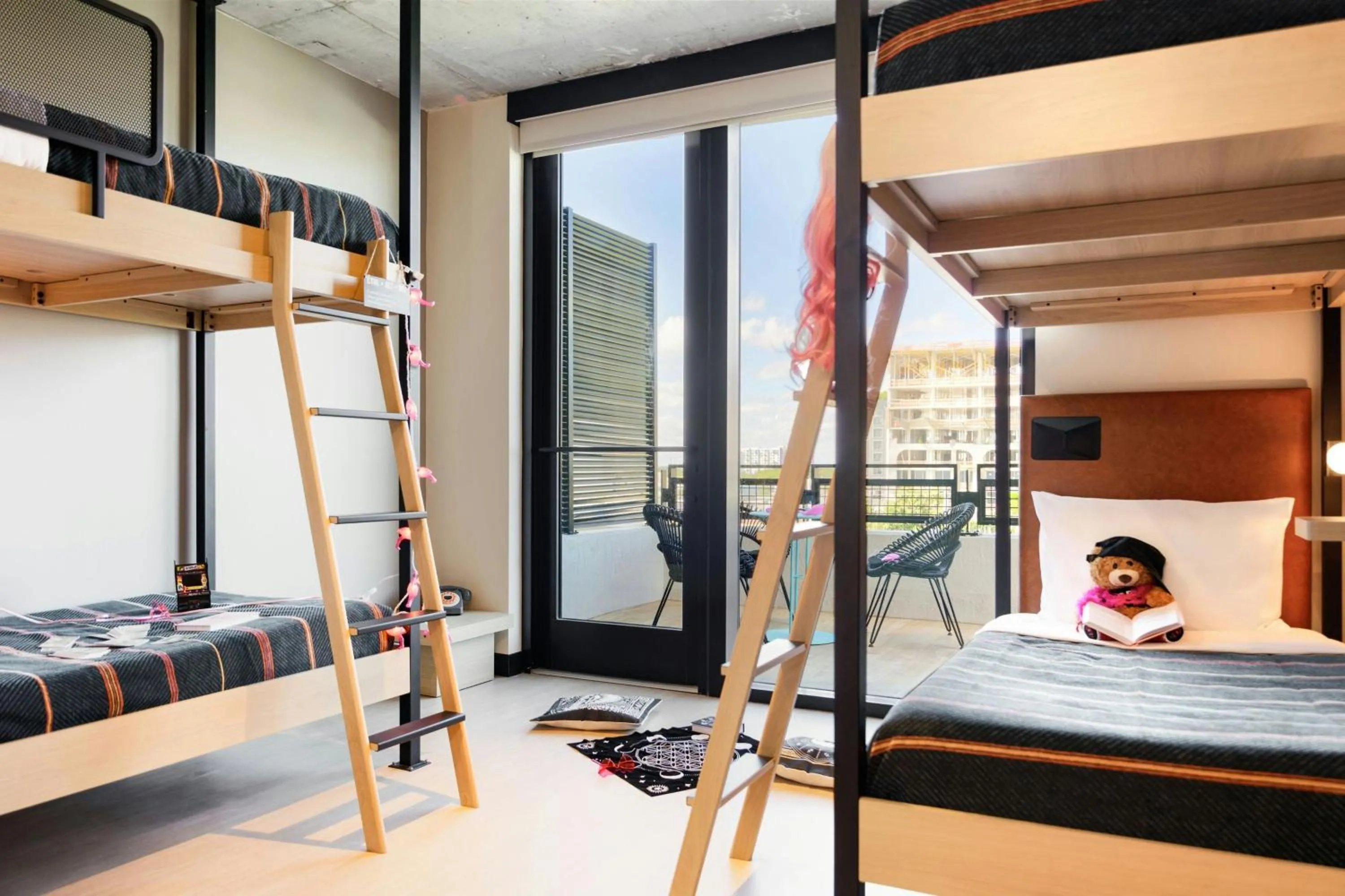 Photo of the whole room, Bed in Moxy Miami Wynwood