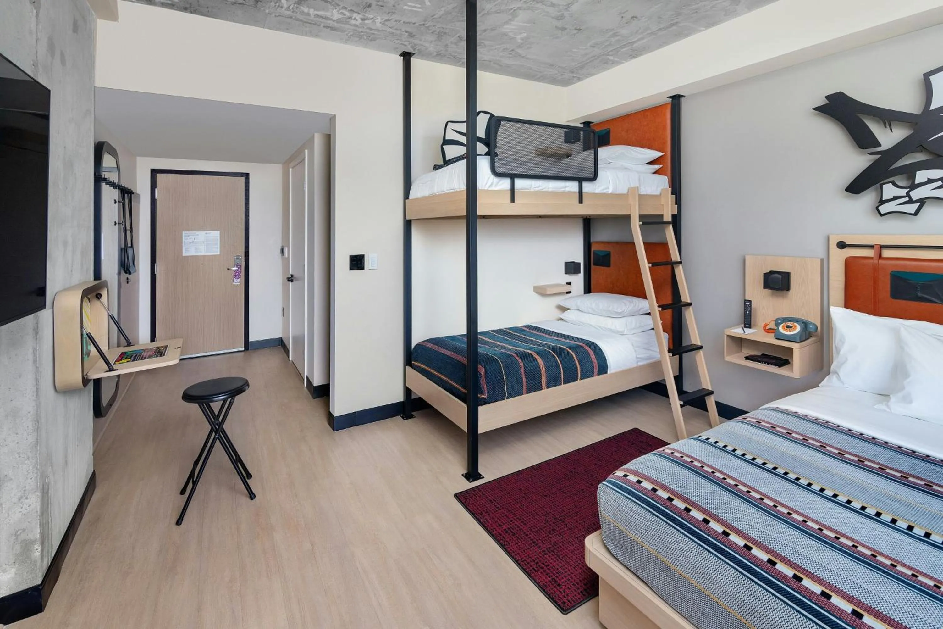 Photo of the whole room, Bed in Moxy Miami Wynwood