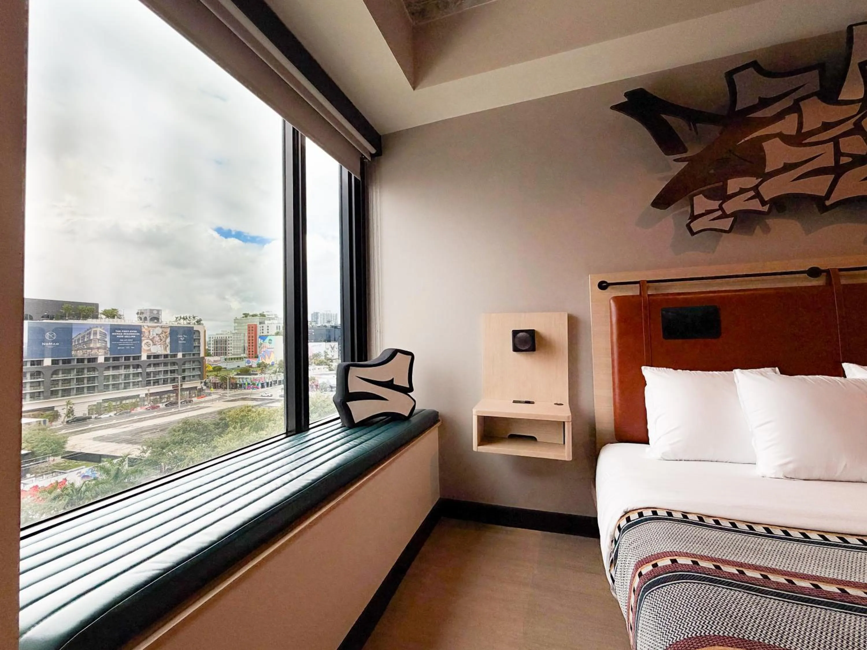View (from property/room), Bed in Moxy Miami Wynwood