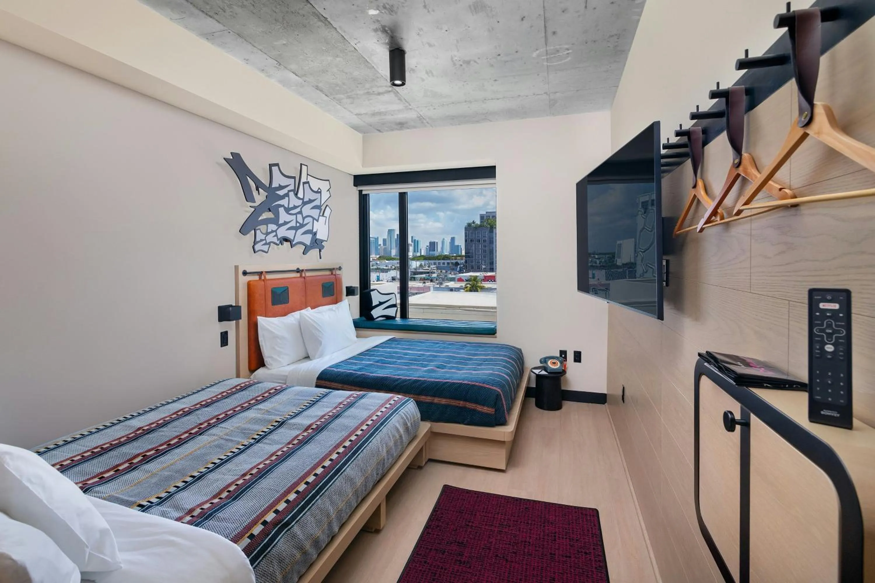 Photo of the whole room, Bed in Moxy Miami Wynwood