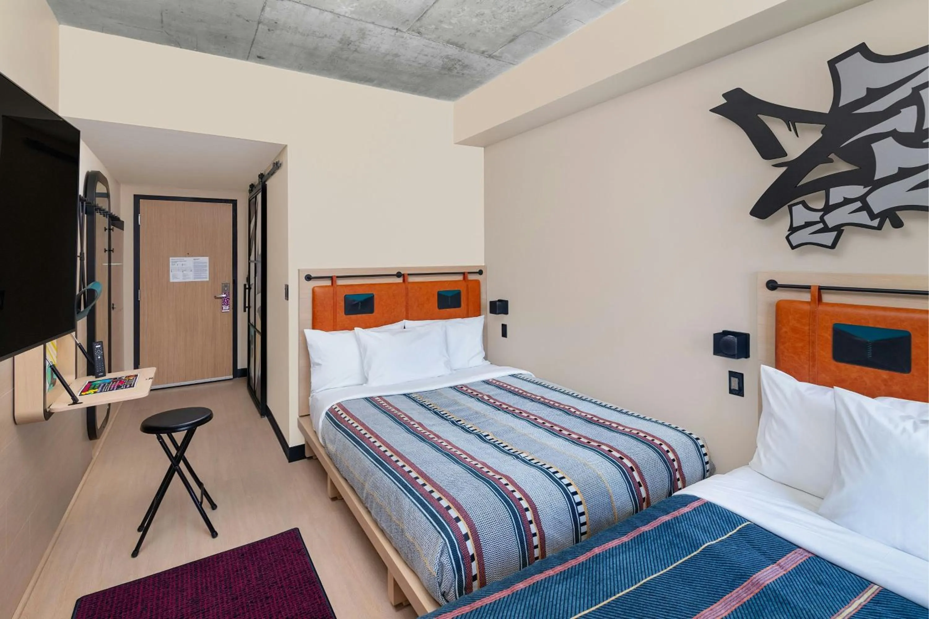 Photo of the whole room, Bed in Moxy Miami Wynwood