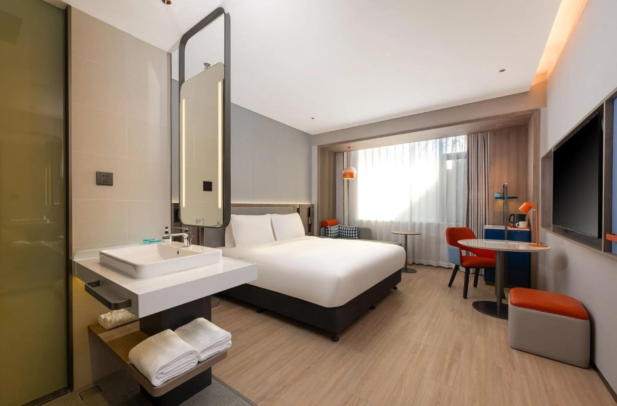 Photo of the whole room, Bed in Holiday Inn Express Yuhuan Wetland Park by IHG