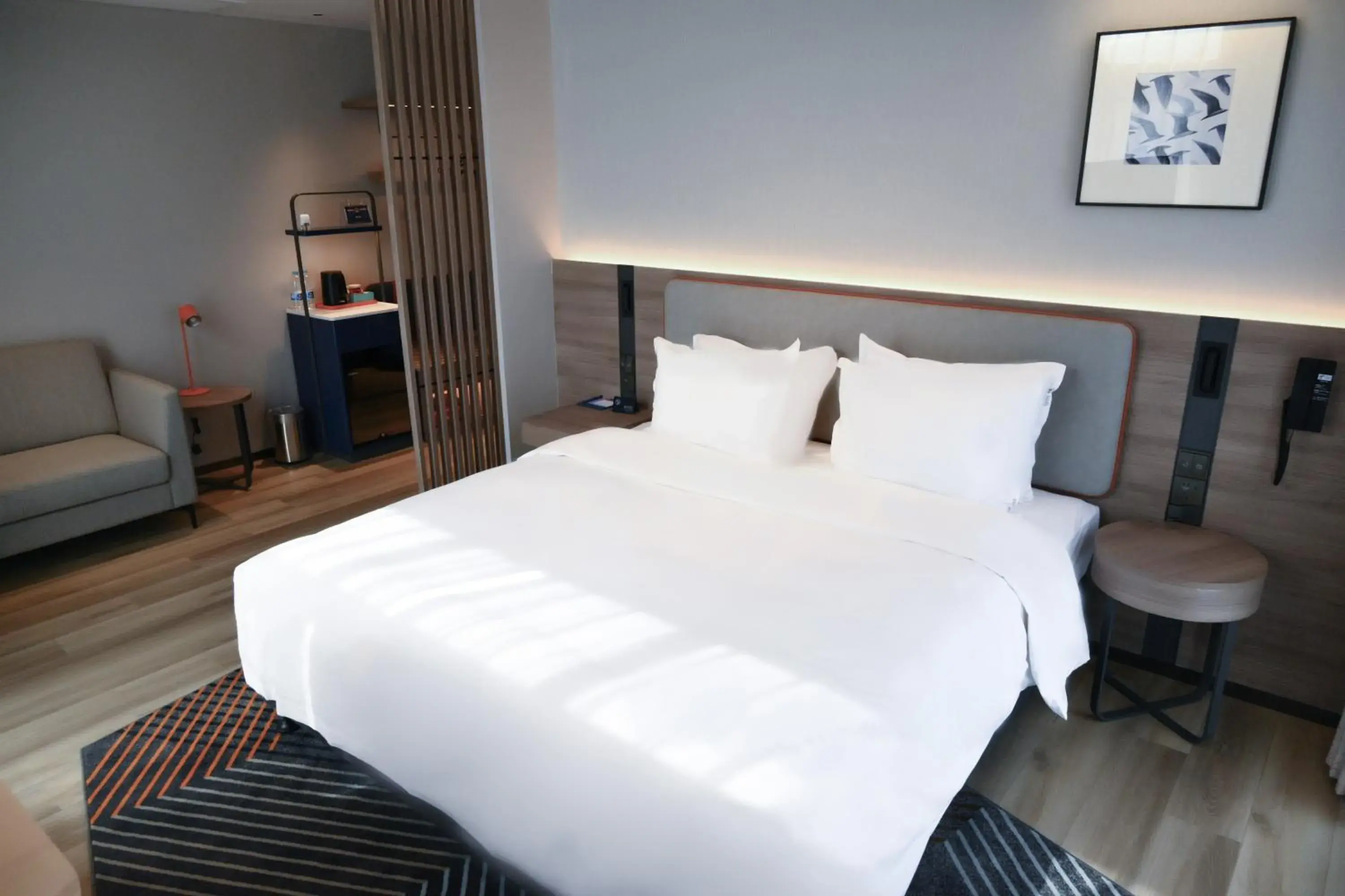 Standard King Room with Garden View in Holiday Inn Express Yuhuan Wetland Park by IHG Standard King Room with Garden View in Holiday Inn Express Yuhuan Wetland Park by IHG