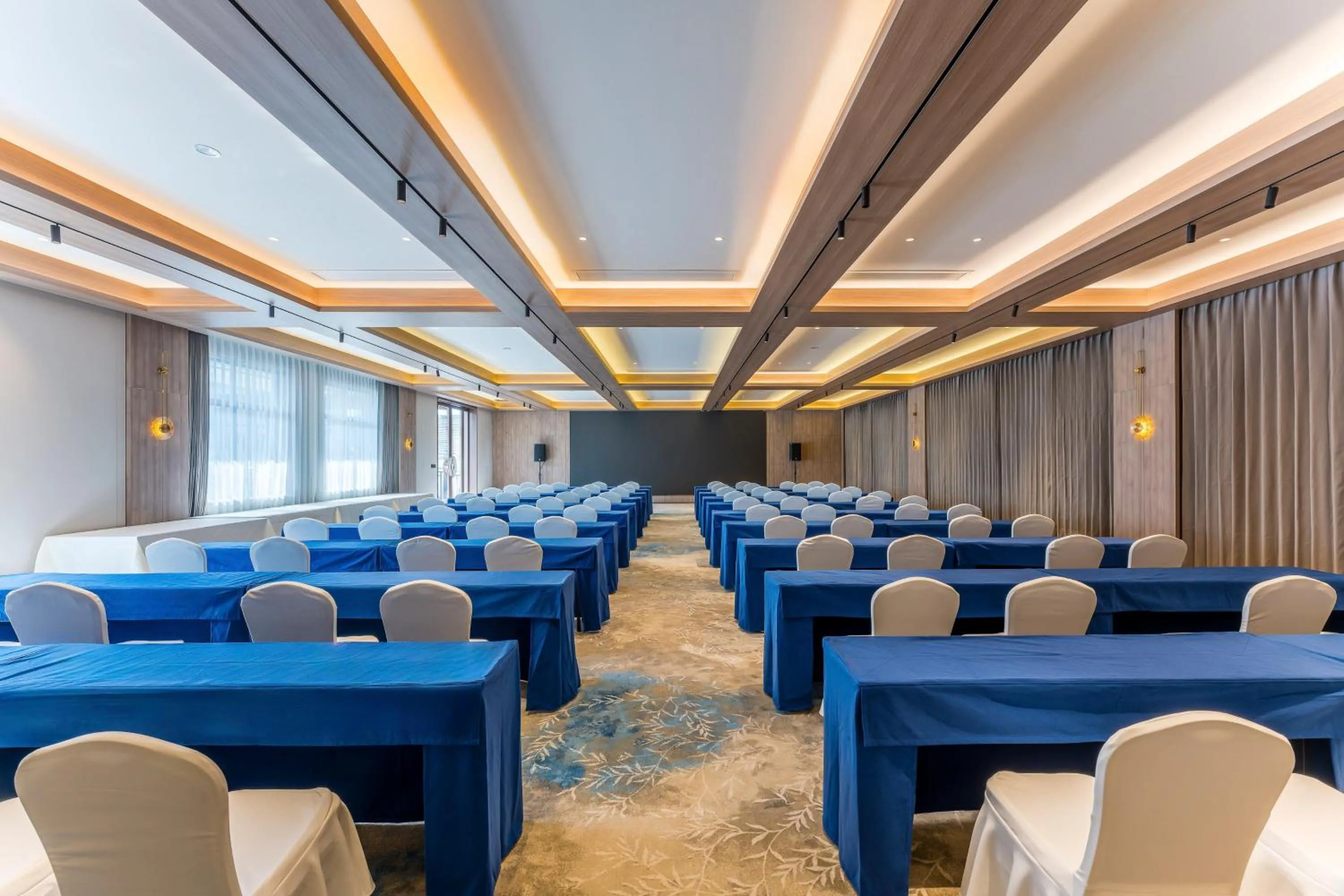 Meeting/conference room in Holiday Inn Express Yuhuan Wetland Park by IHG