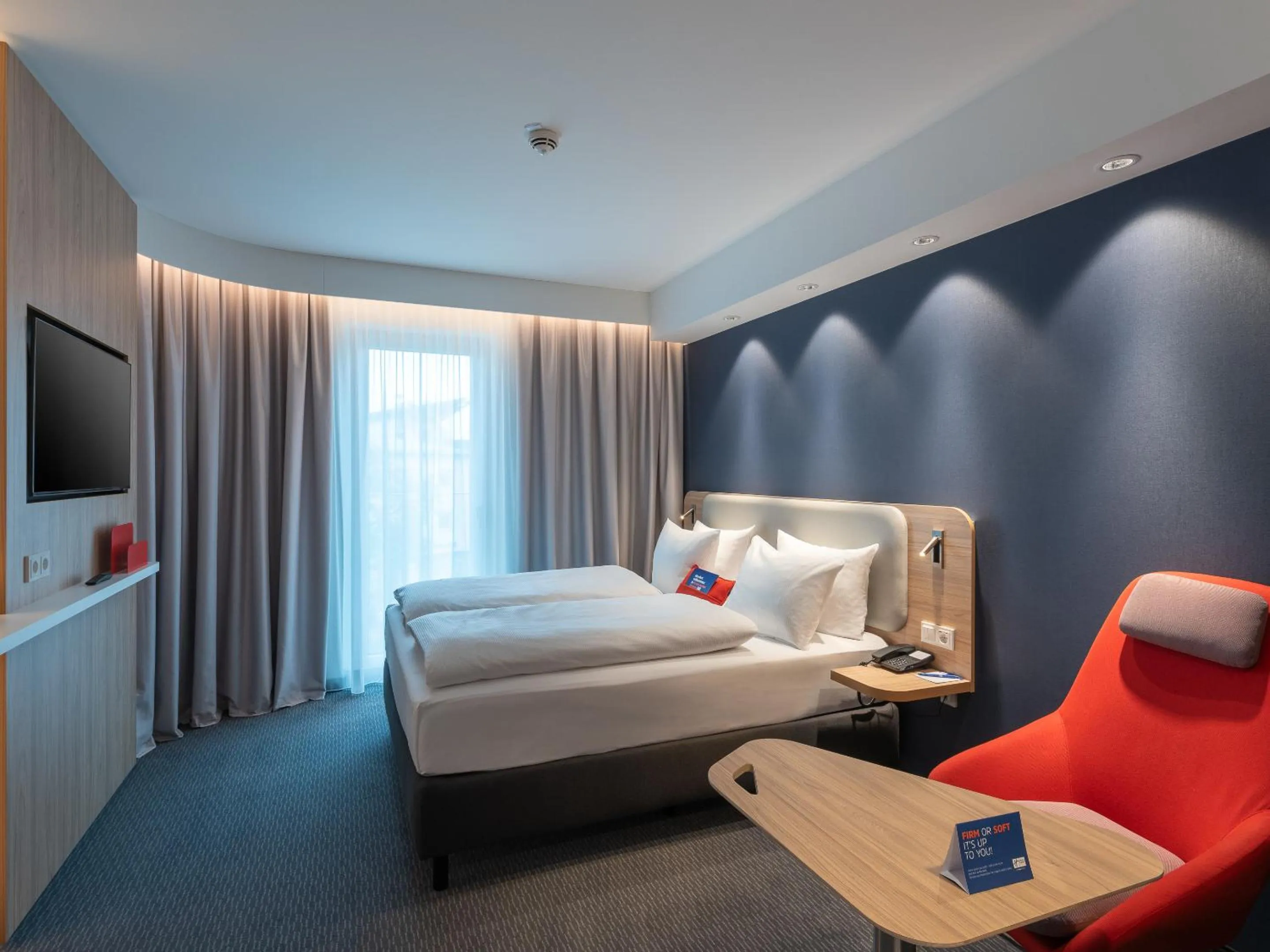 Photo of the whole room, Bed in Holiday Inn Express Heilbronn by IHG