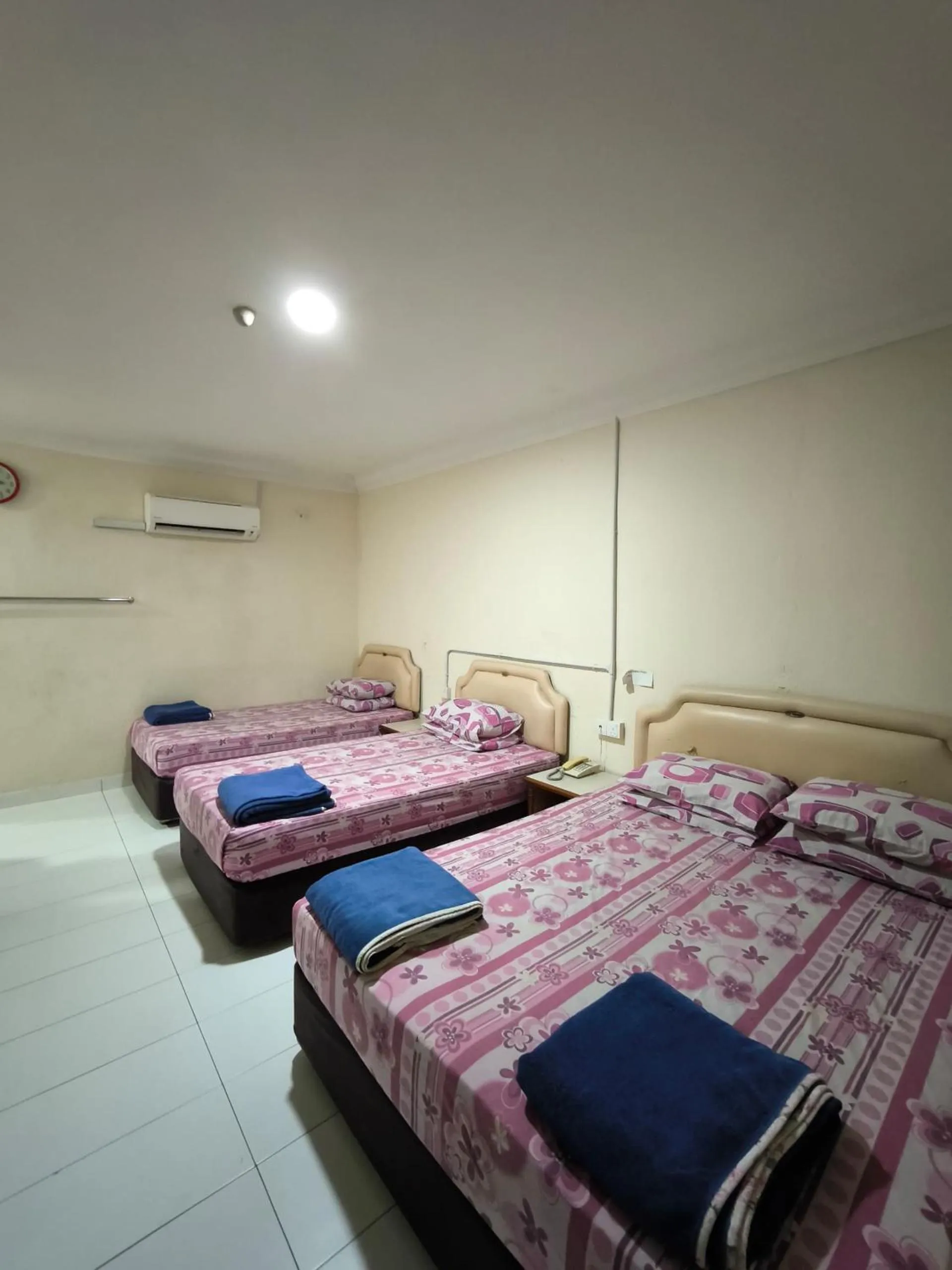 Bedroom in OYO 90895 Hotel Ikia