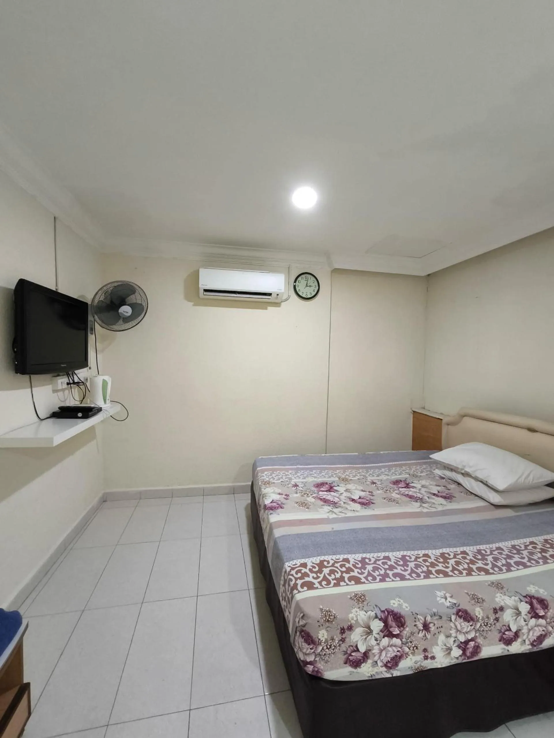 Bedroom in OYO 90895 Hotel Ikia