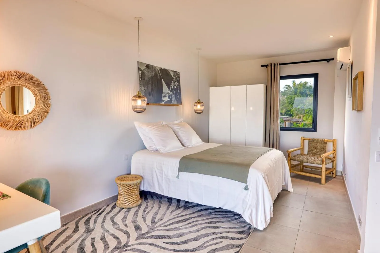 Photo of the whole room, Bed in Le Moma by the ocean