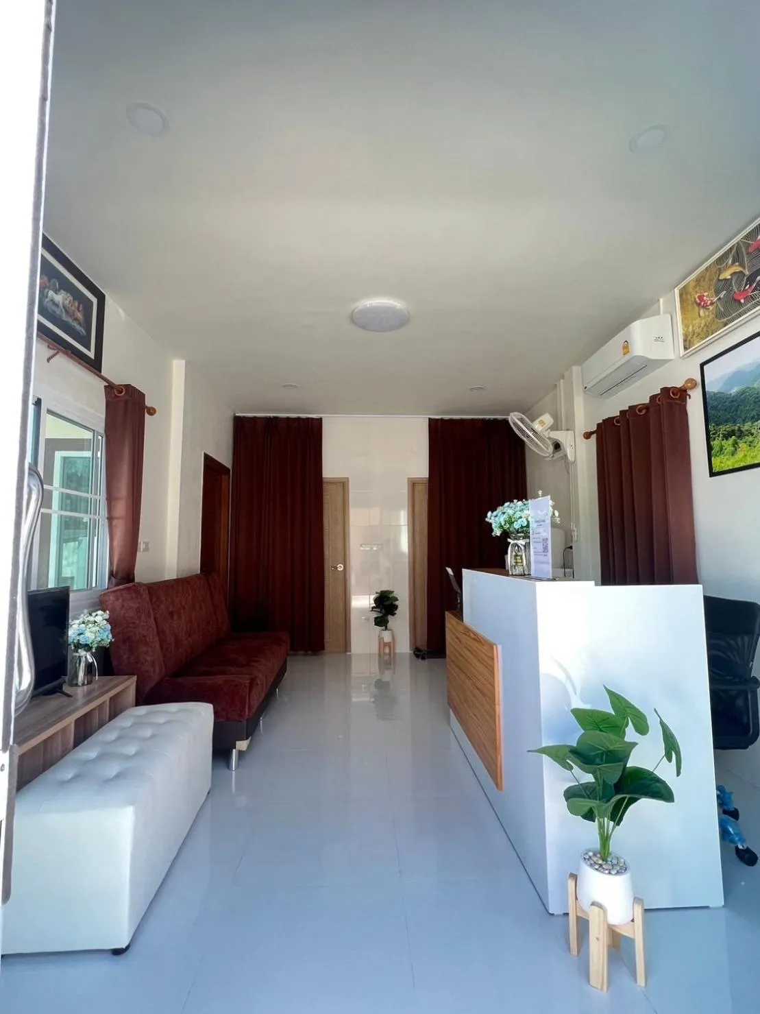 Communal lounge/ TV room, Bed in PICHAPON RESORT