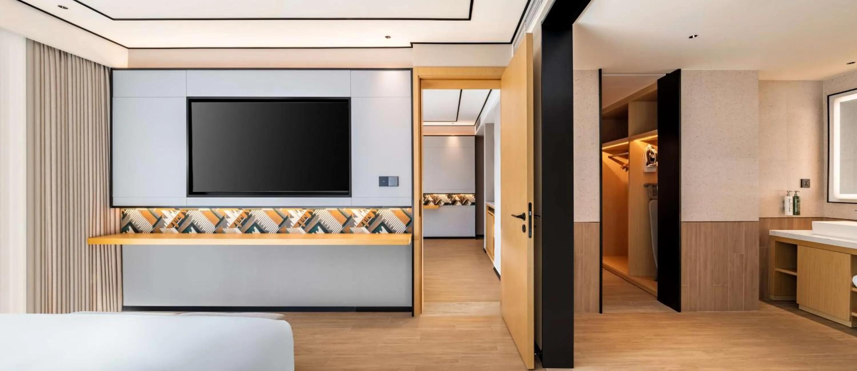 Bathroom, Bed in Hilton Garden Inn Kunming Dianchi