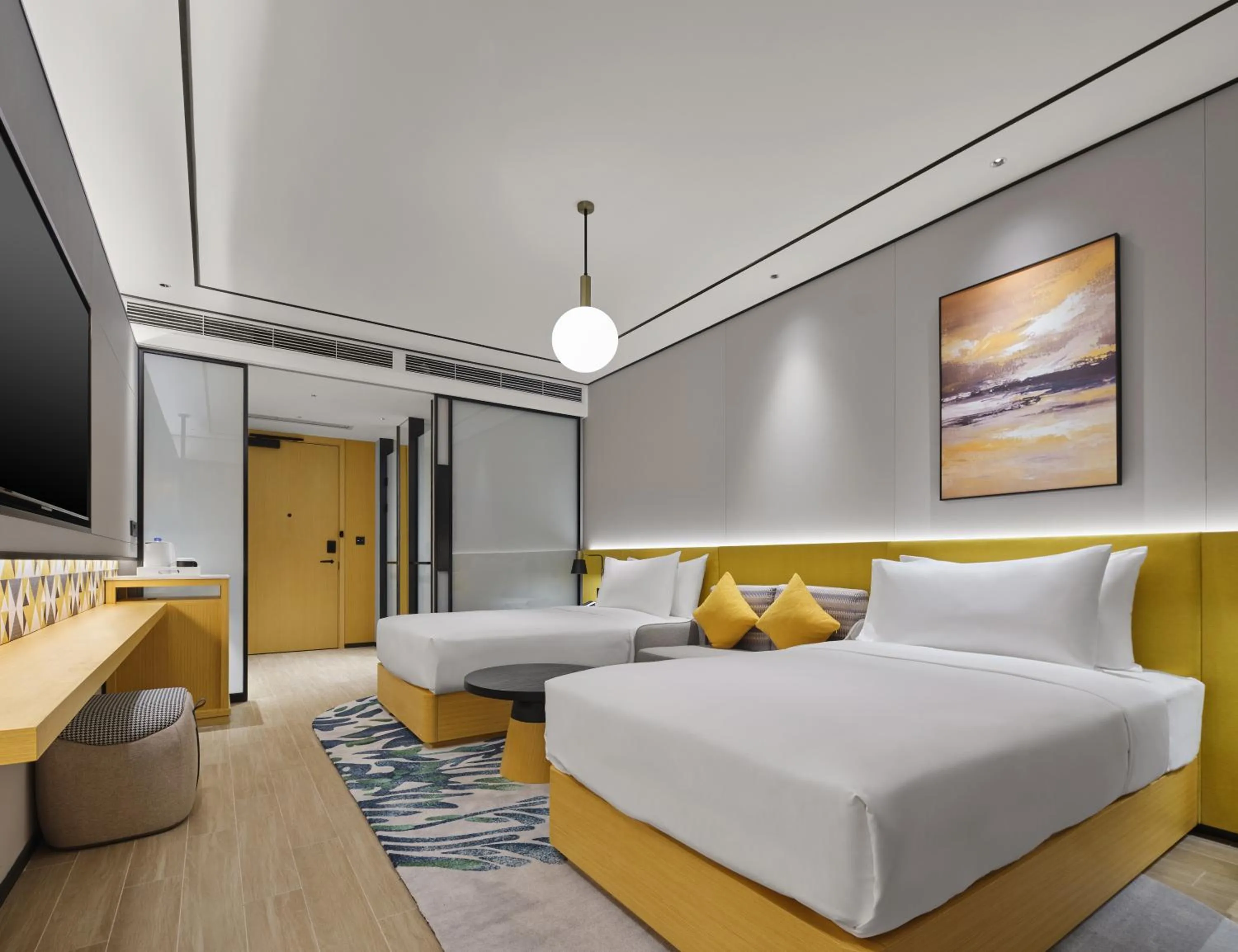 Photo of the whole room, Bed in Hilton Garden Inn Kunming Dianchi