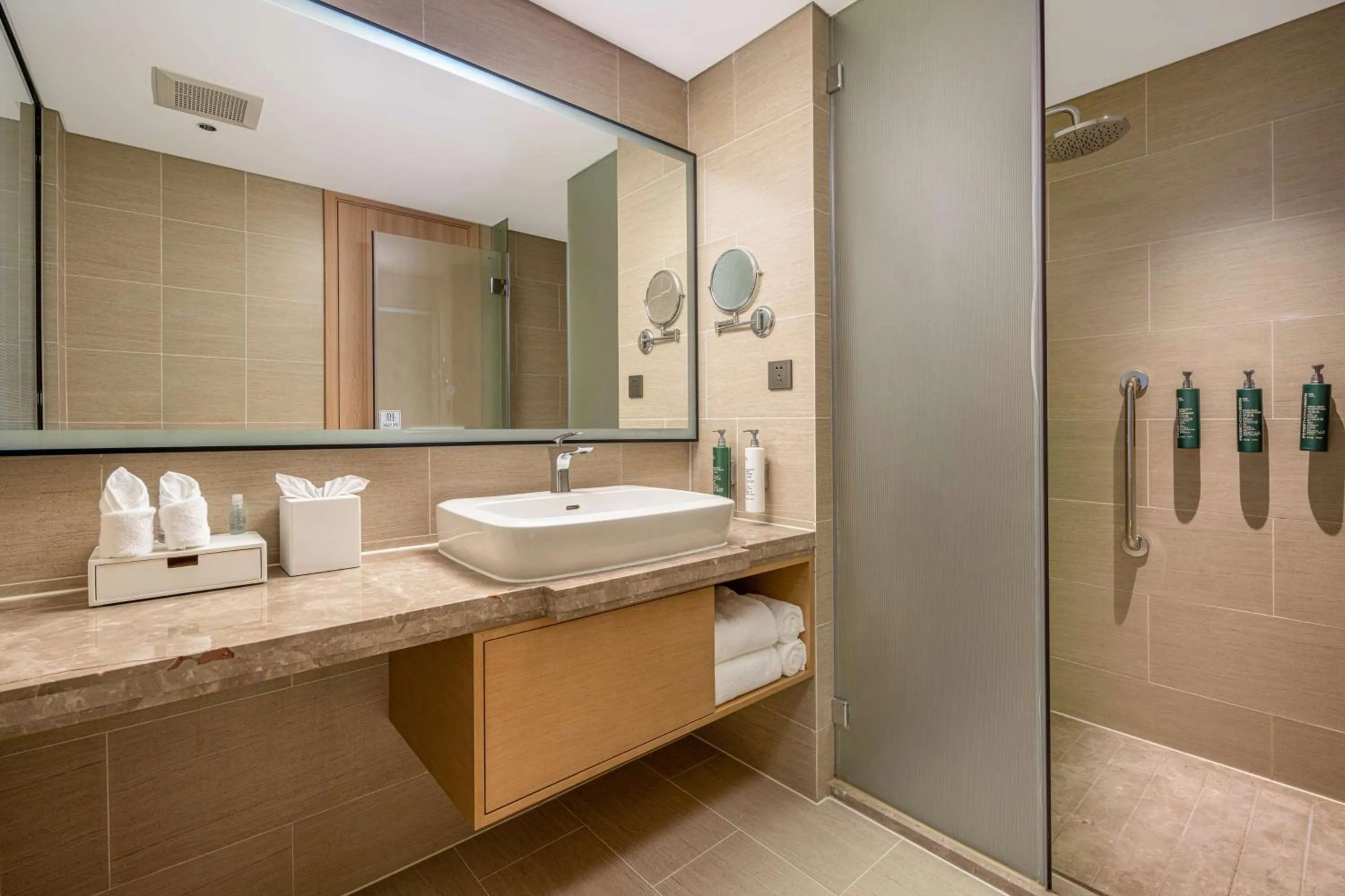 Bathroom in Hilton Garden Inn Nantong Haohe Scenic Area