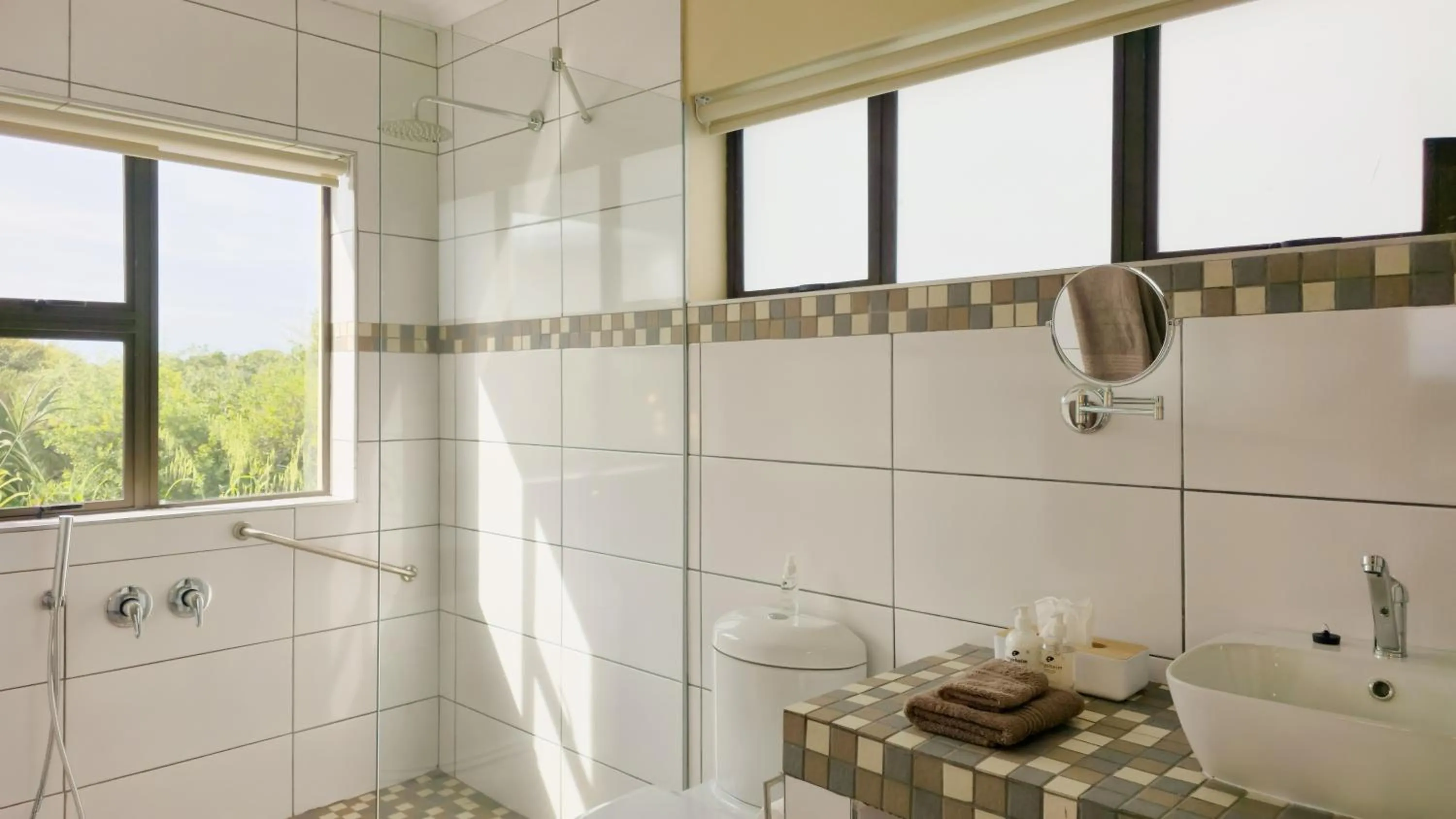 Shower in Hitgeheim Garden Cottages