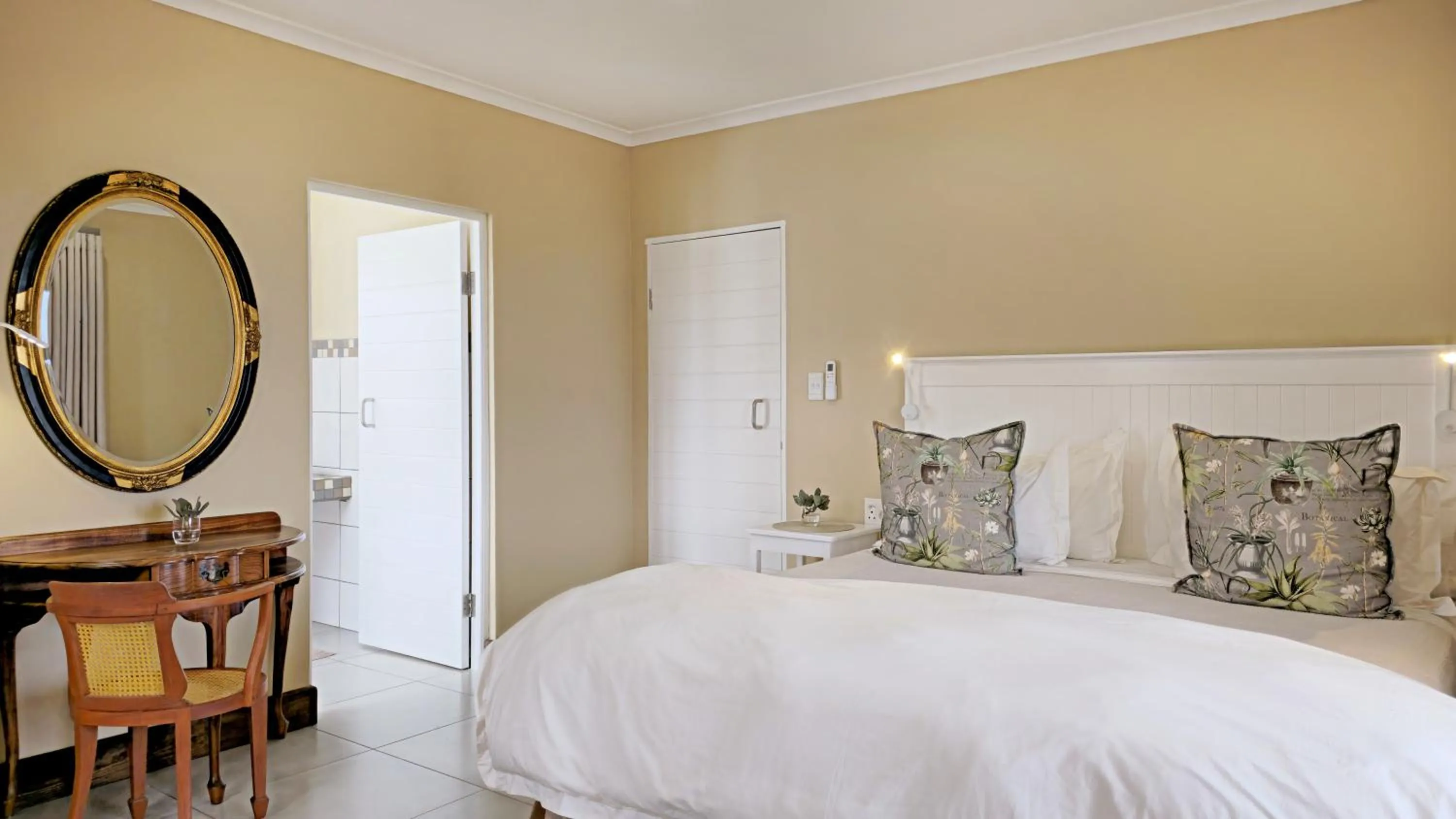 Bed in Hitgeheim Garden Cottages