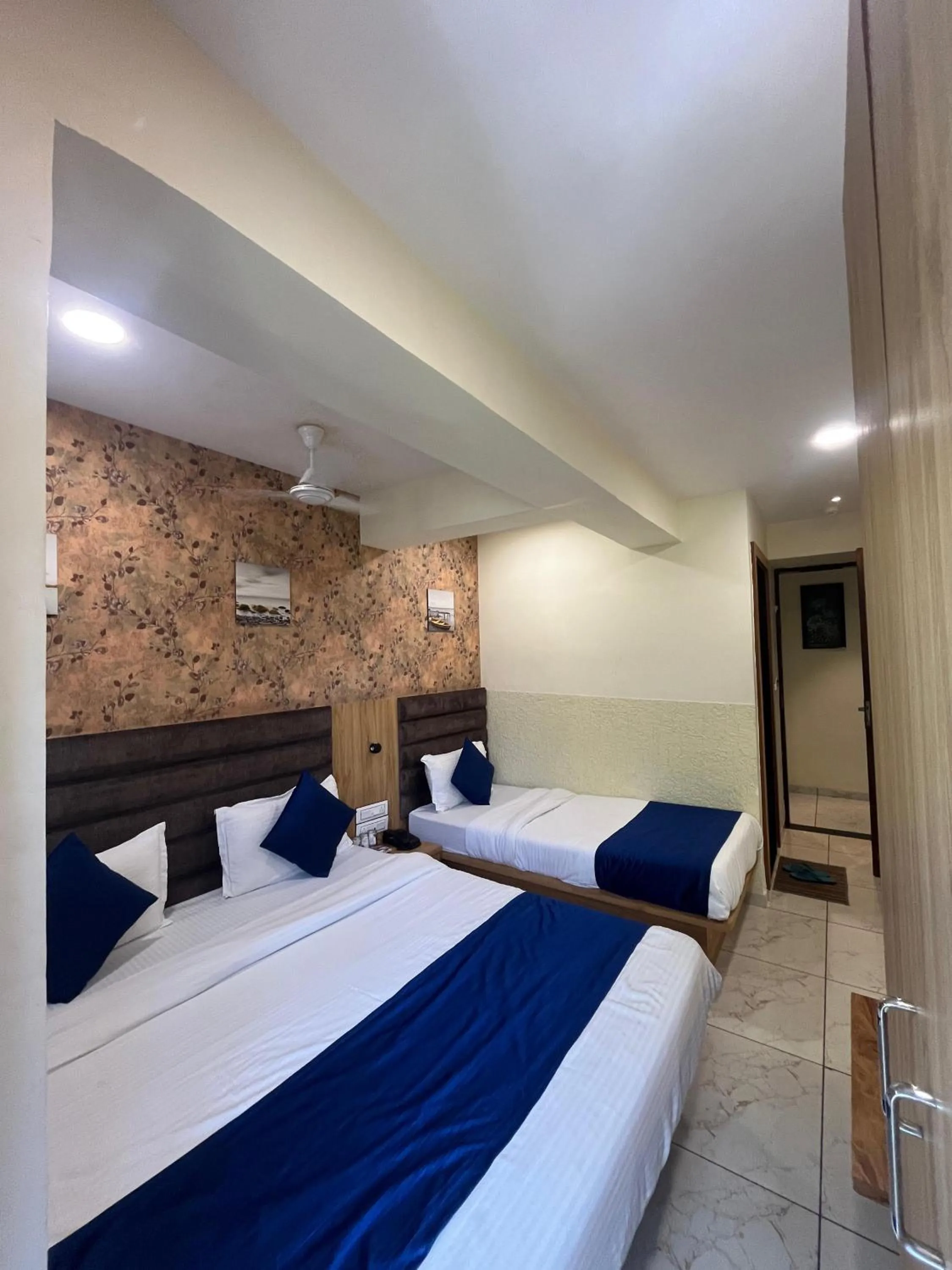 Bedroom, Bed in Hotel Mahaveer
