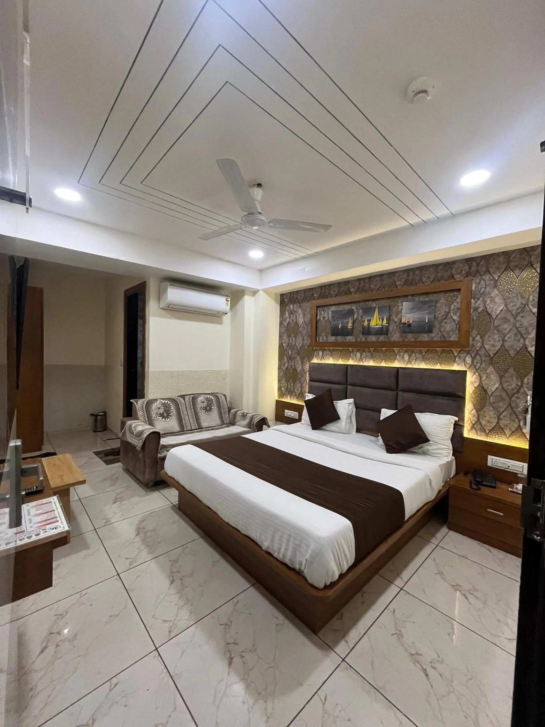 Bedroom, Bed in Hotel Mahaveer