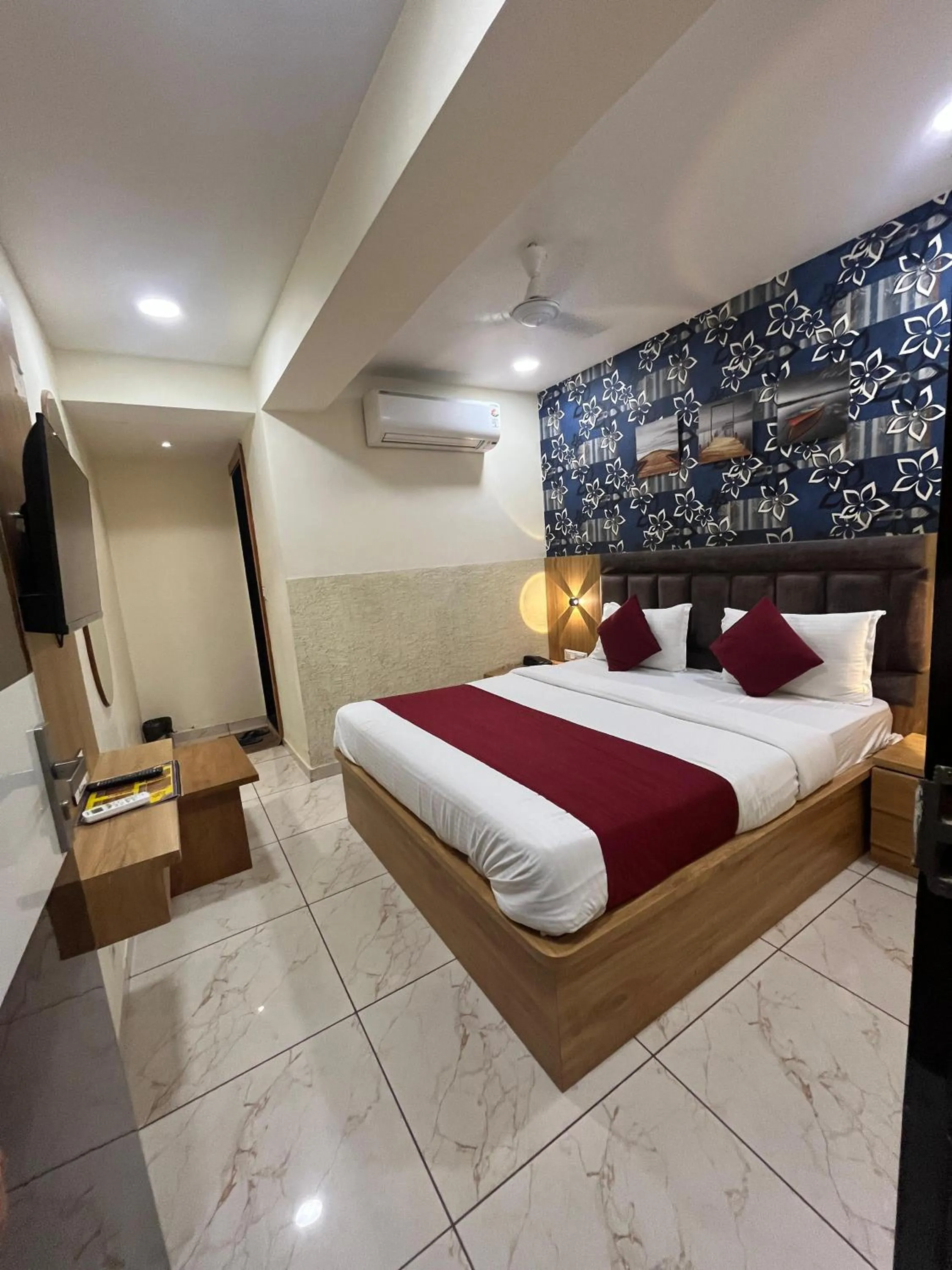 Bedroom, Bed in Hotel Mahaveer