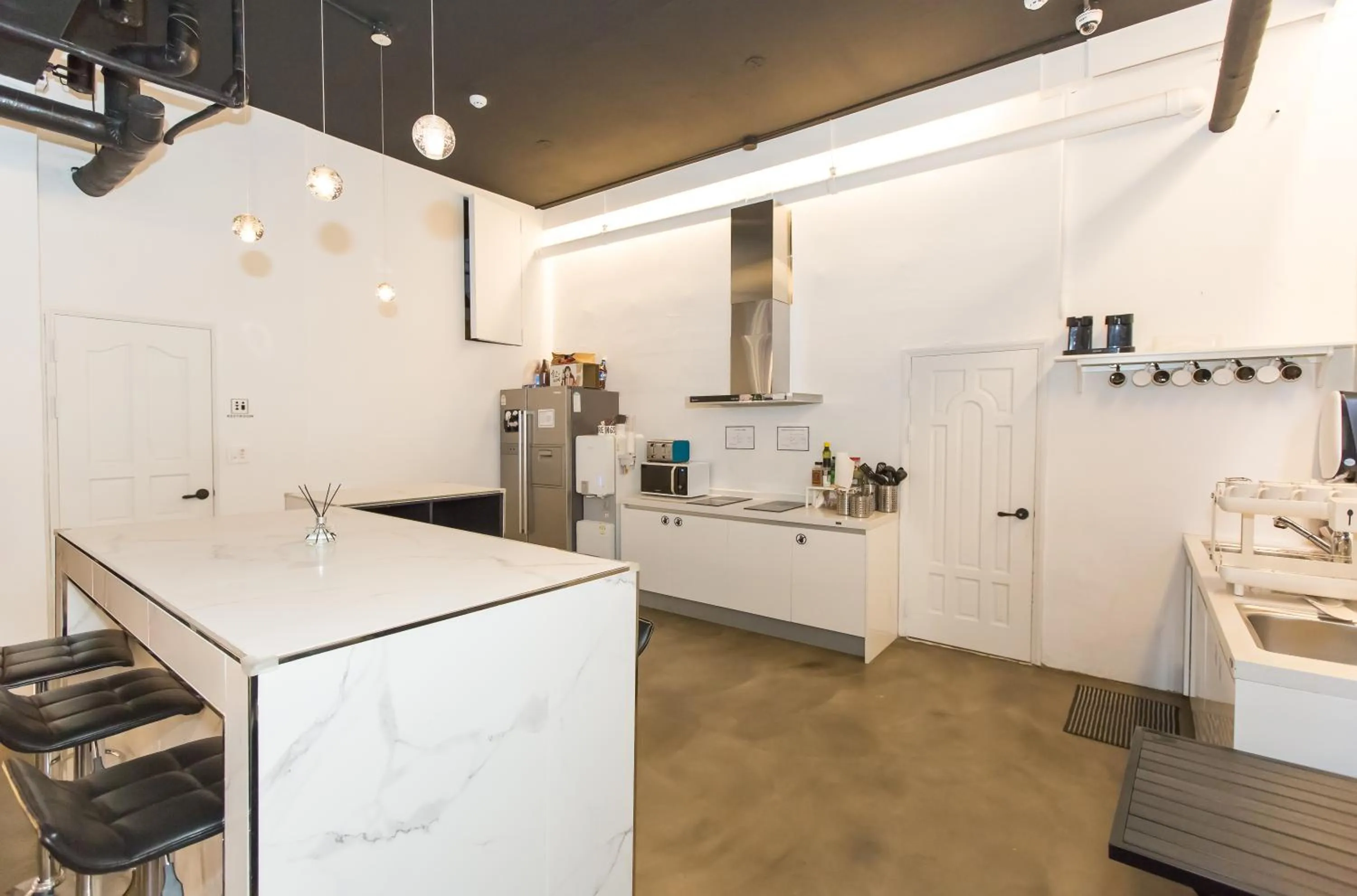 Communal kitchen in CANVAS BLACK Guesthouse