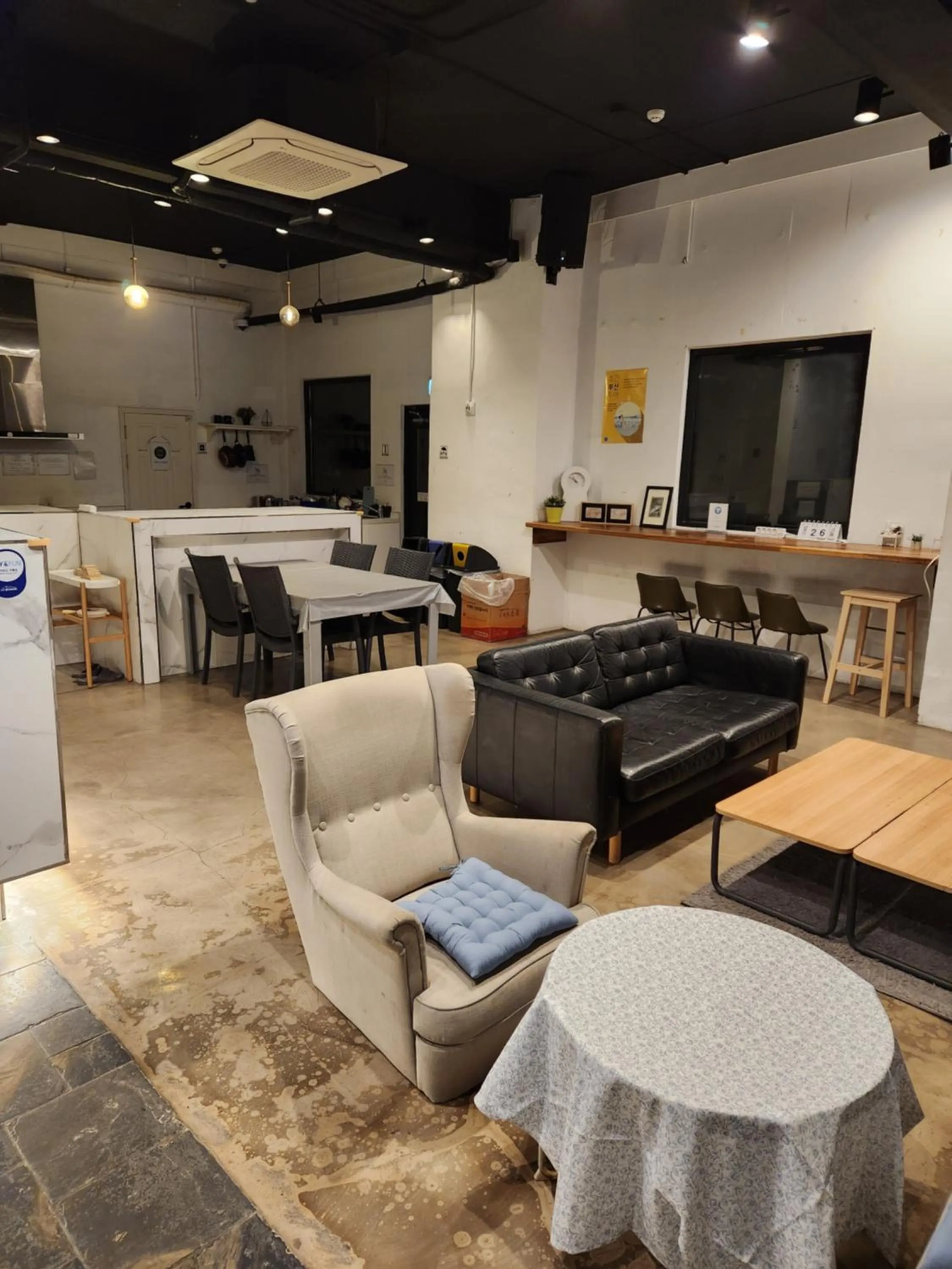 Communal lounge/ TV room in CANVAS BLACK Guesthouse