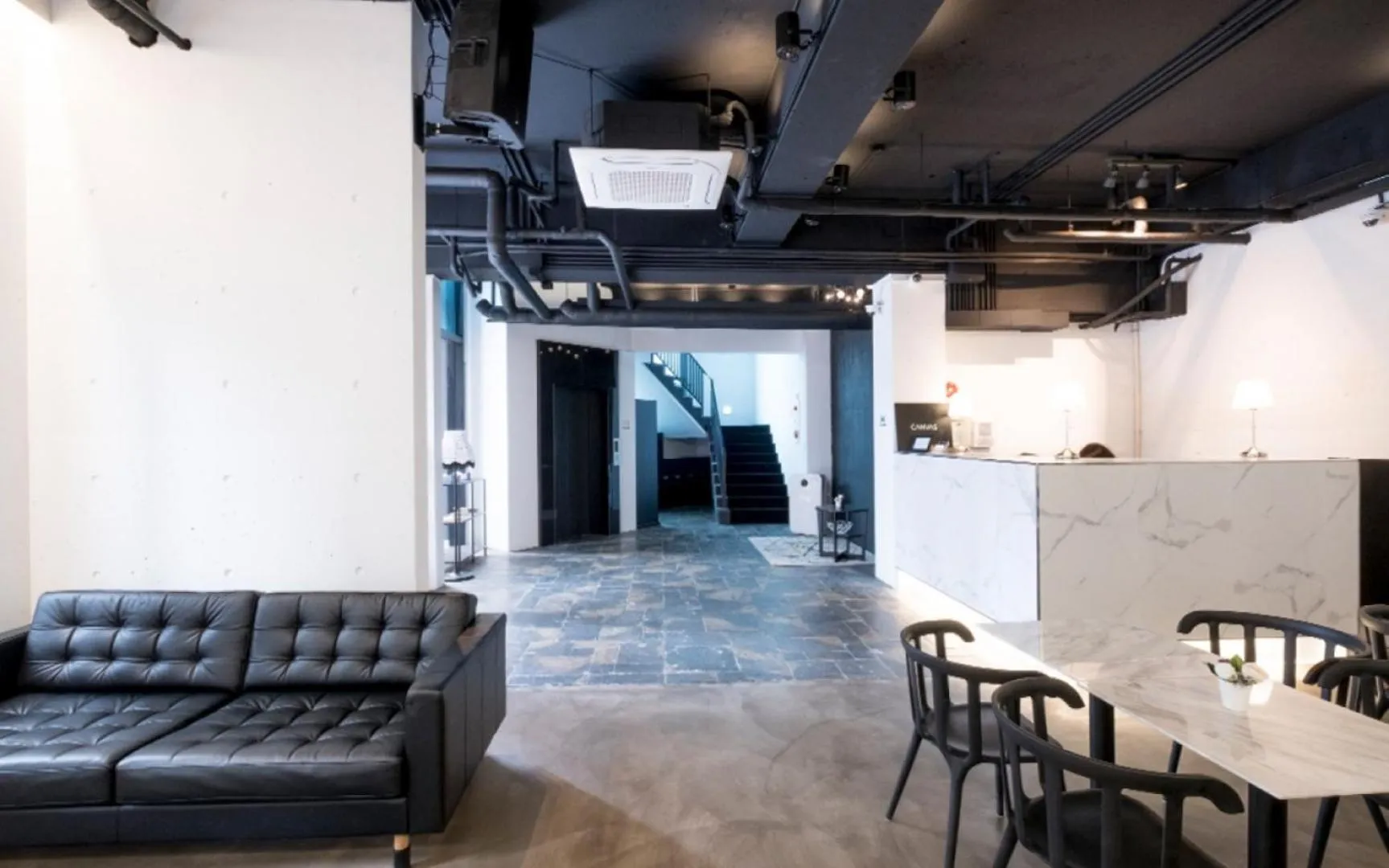 Communal lounge/ TV room in CANVAS BLACK Guesthouse