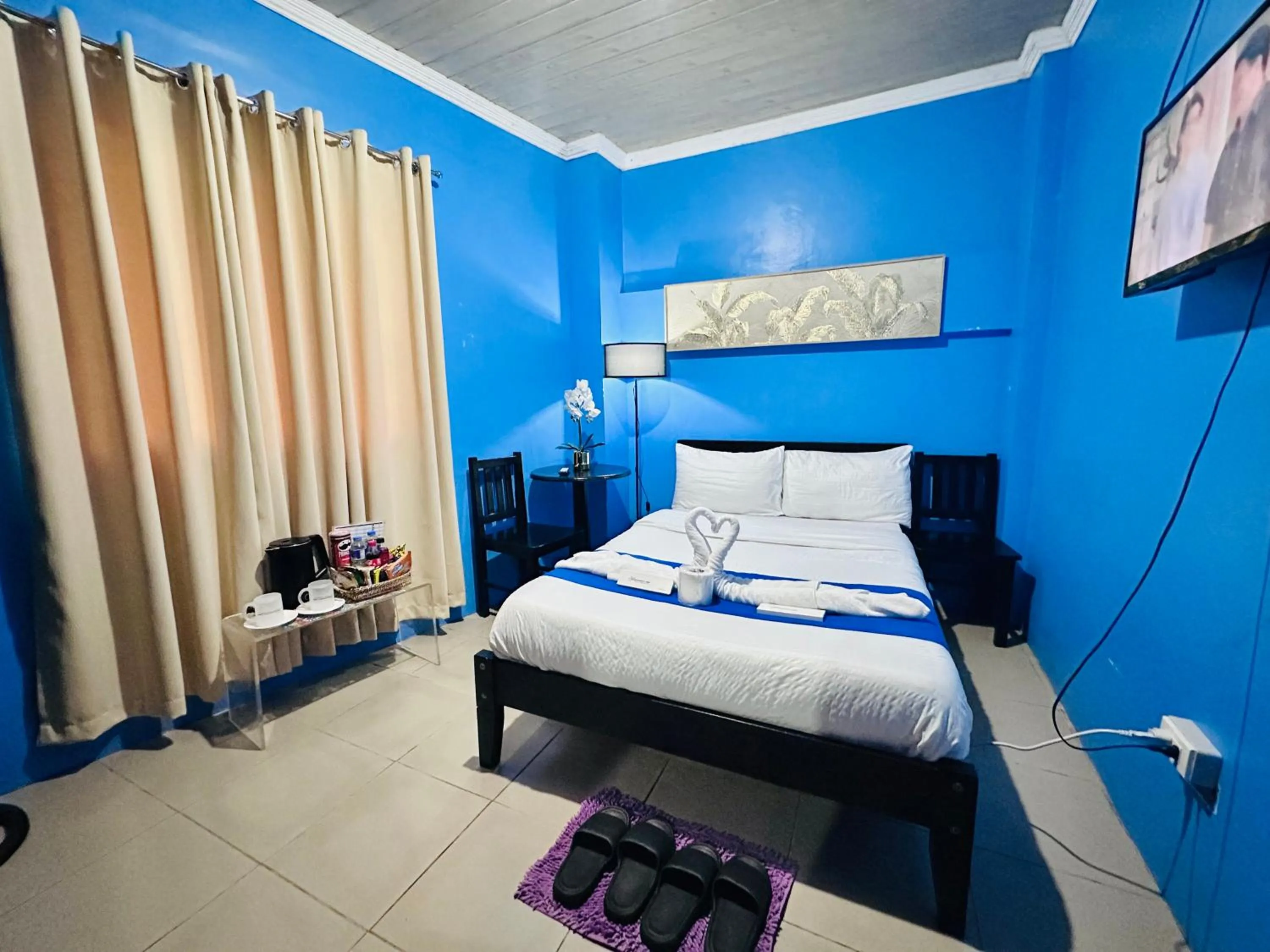 Photo of the whole room, Bed in Sukhavati Inn