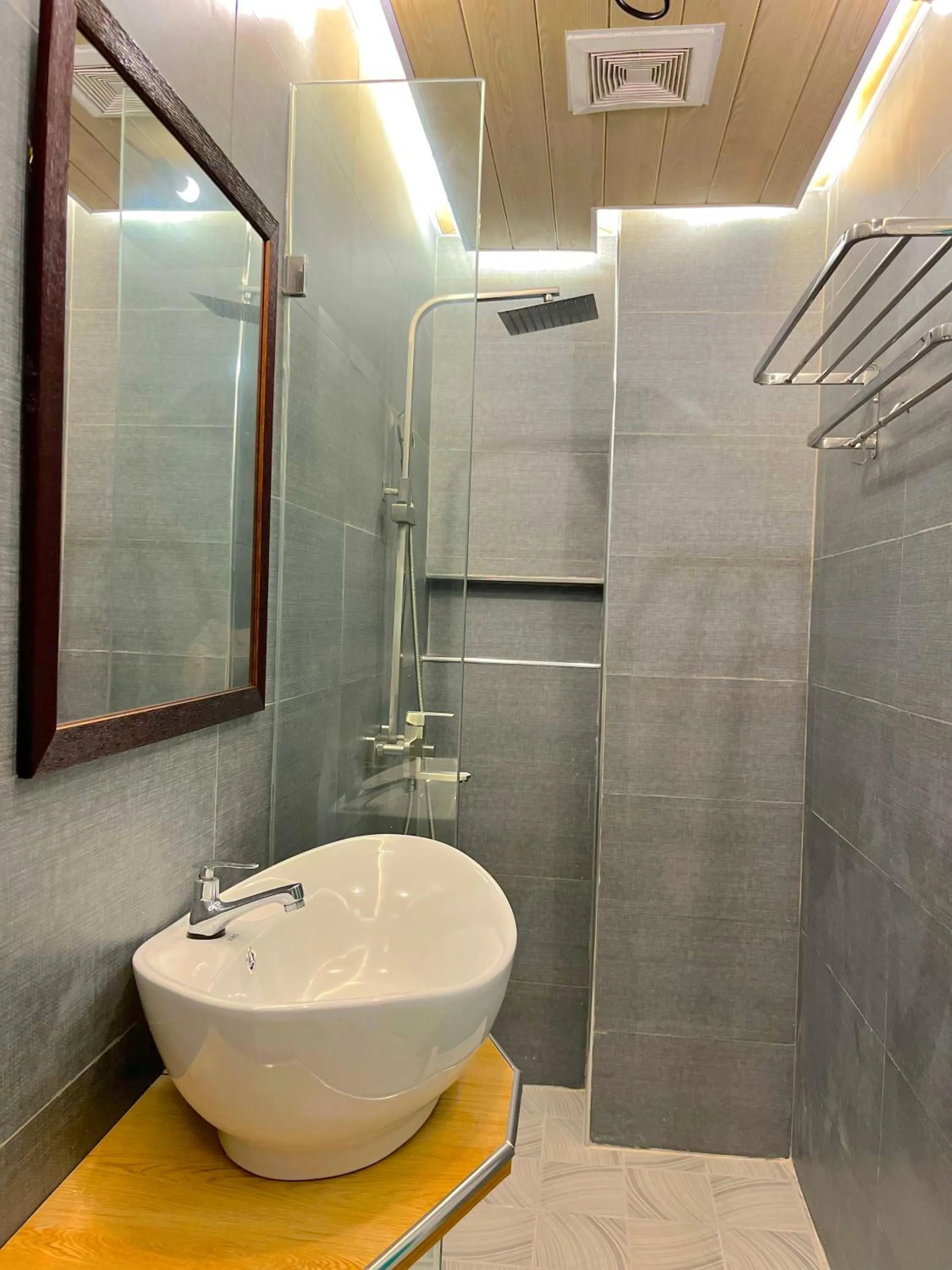 Shower in Sukhavati Inn