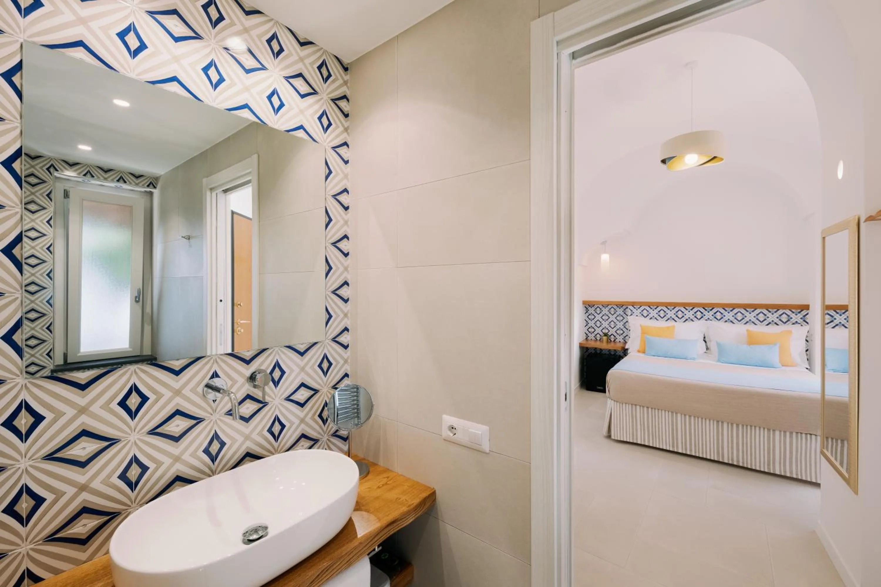 Bathroom, Bed in Monte Brusara Relais