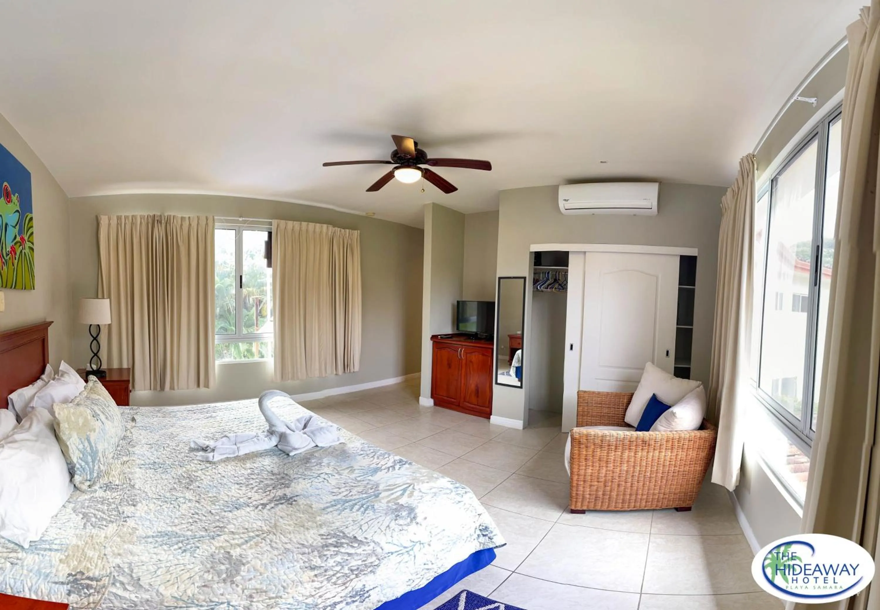 Bedroom, Bed in The Hideaway Hotel