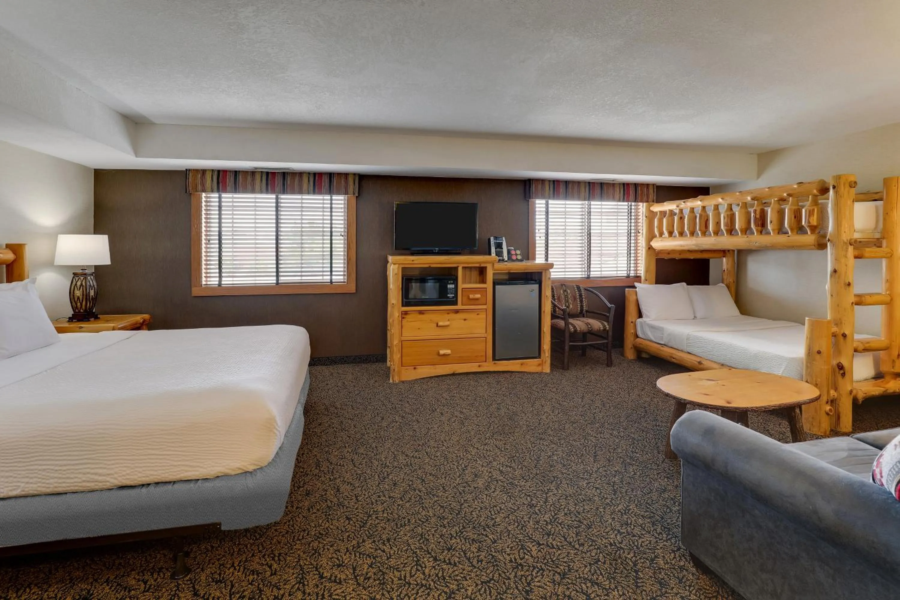 Bed in Stoney Creek Inn Quincy