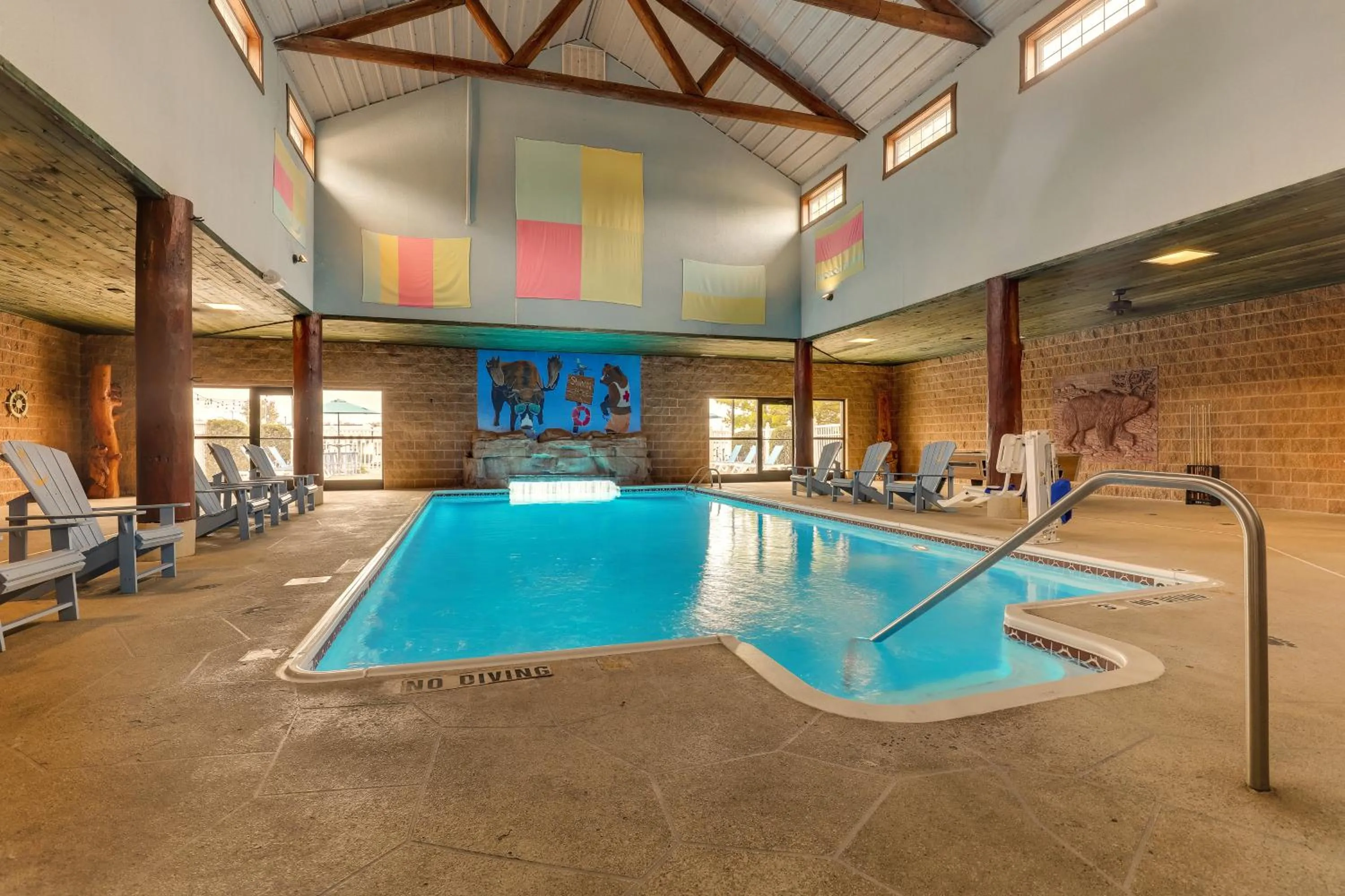 Swimming pool in Stoney Creek Inn Quincy
