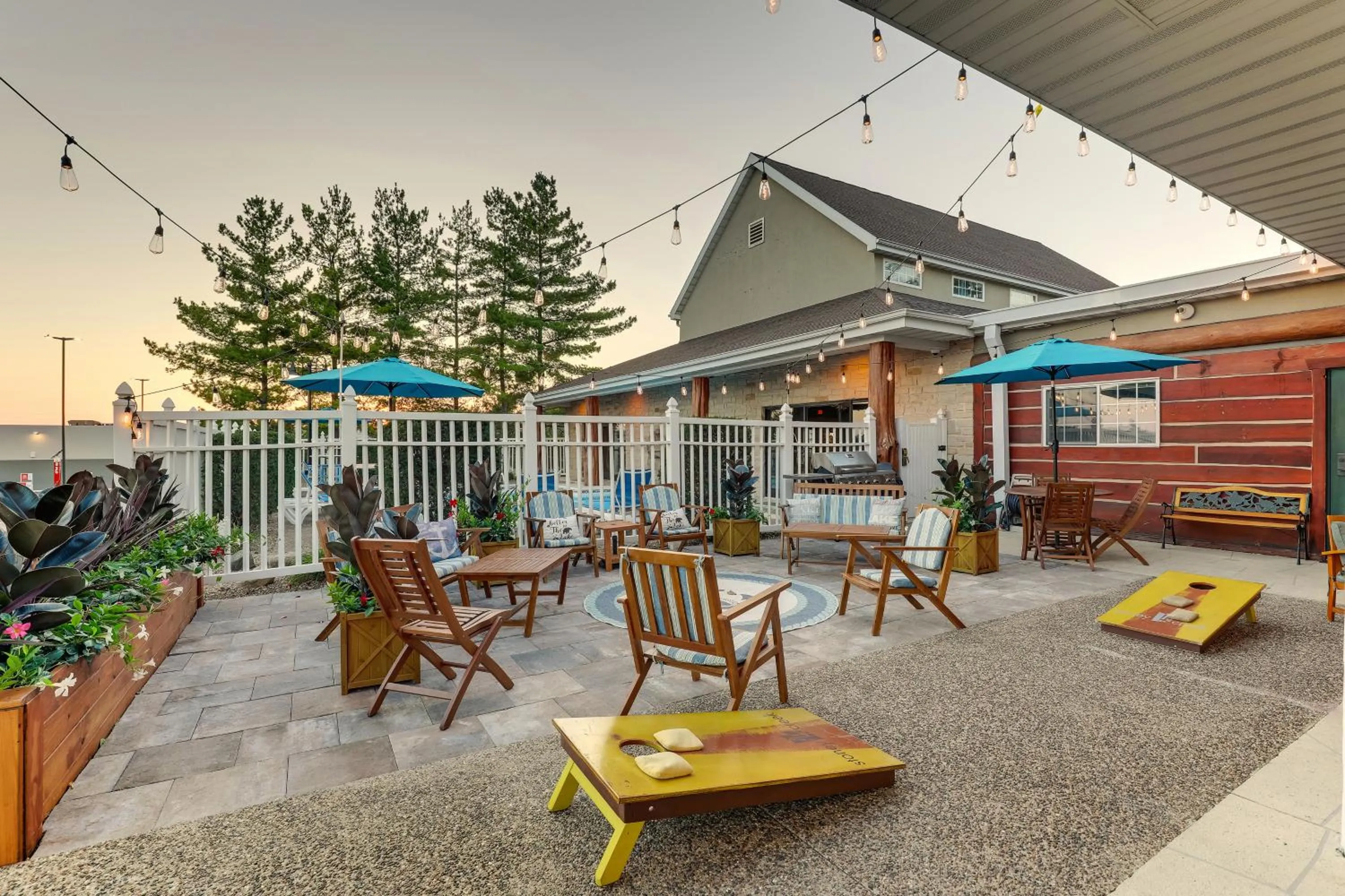 Patio in Stoney Creek Inn Quincy