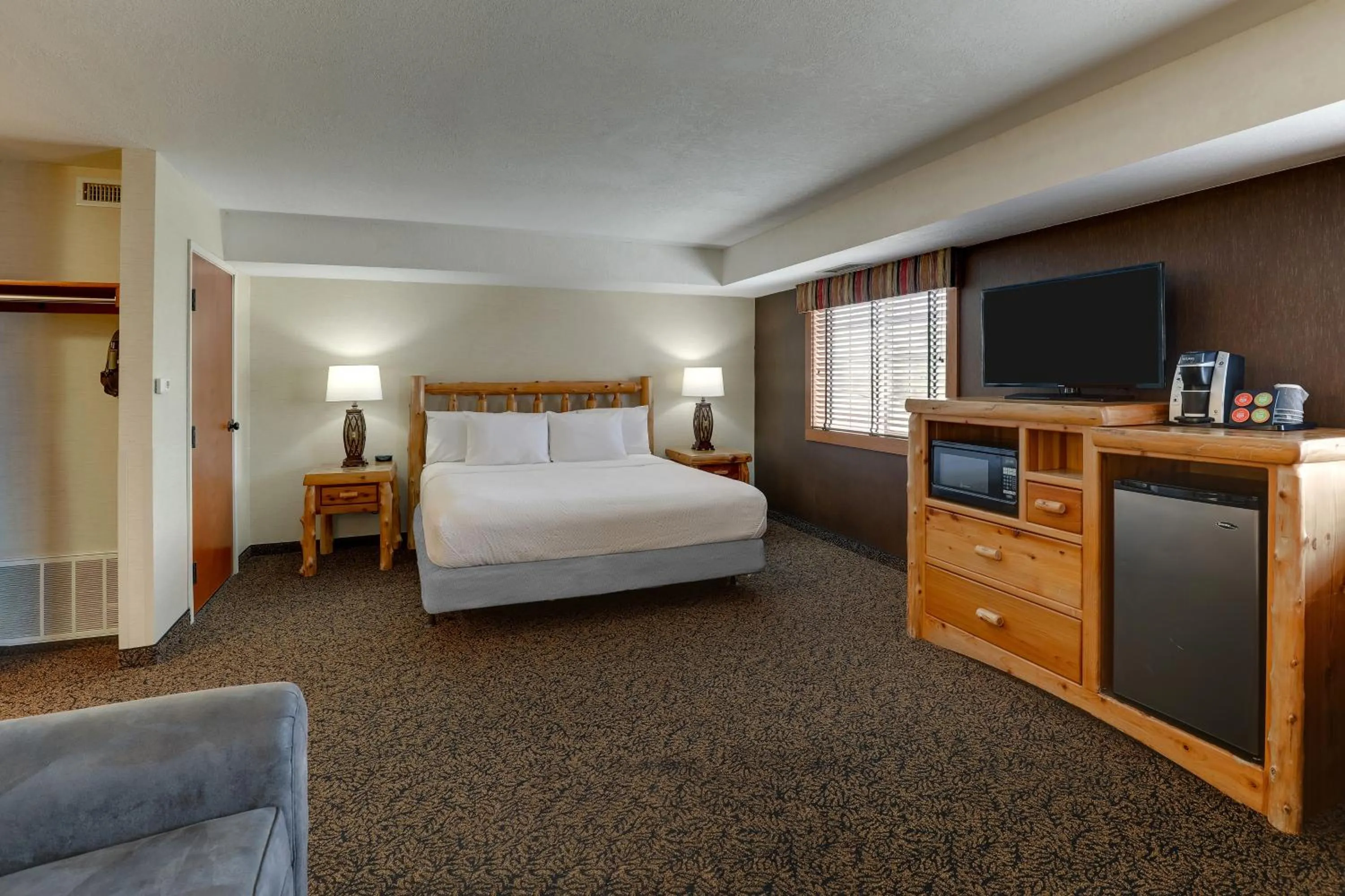 Bed in Stoney Creek Inn Quincy