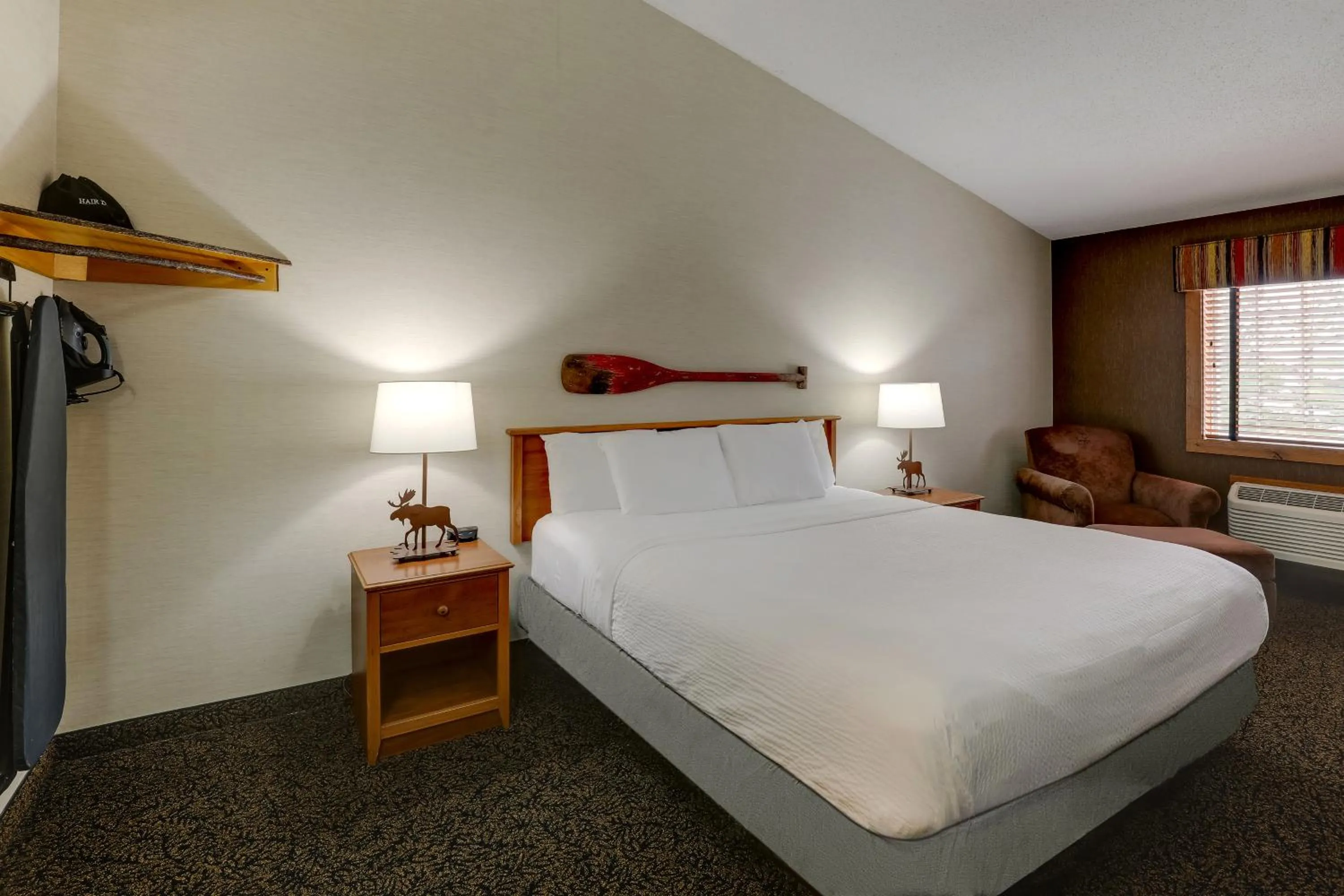 Bed in Stoney Creek Inn Quincy