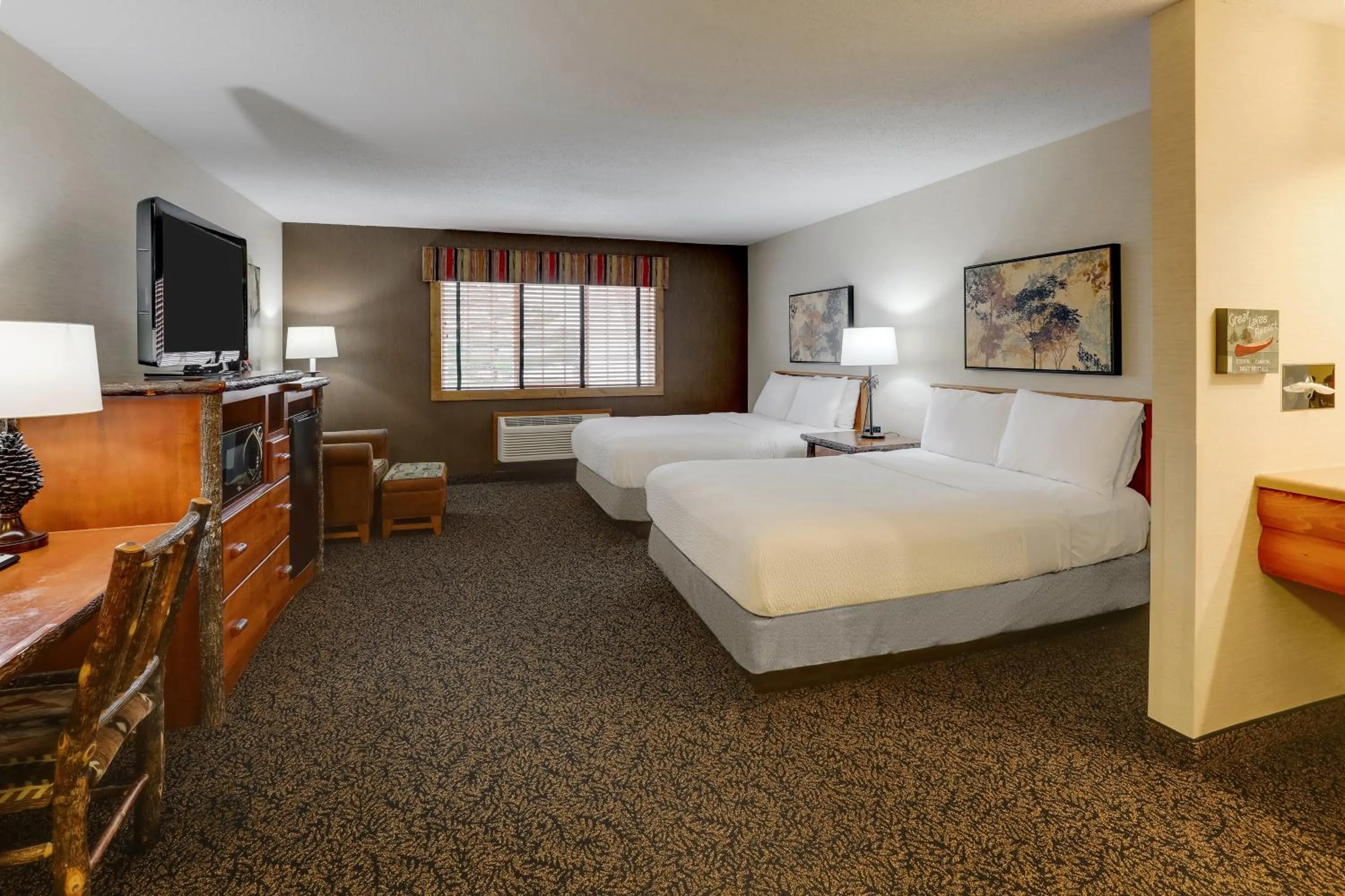 Bed in Stoney Creek Inn Quincy