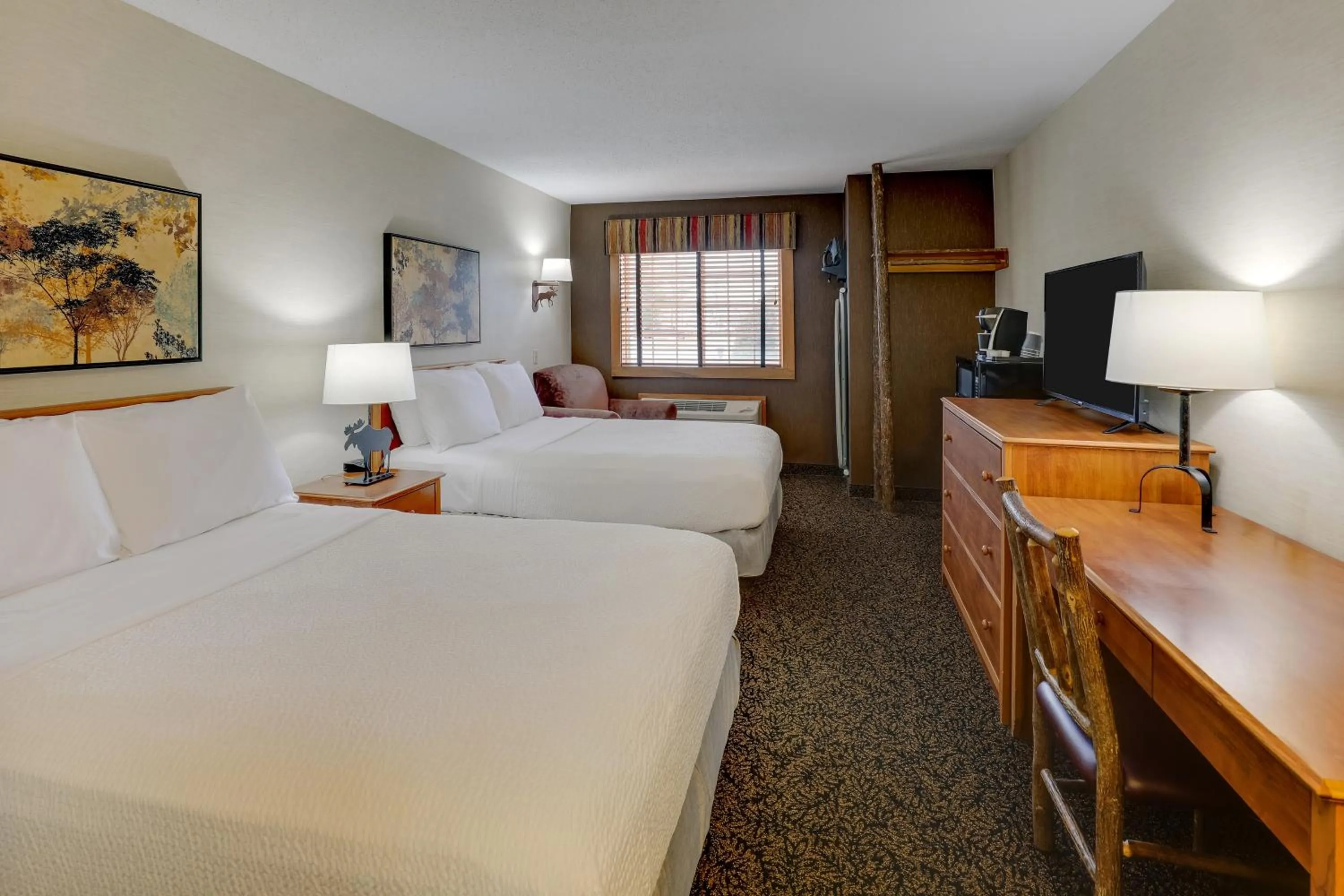 Bed in Stoney Creek Inn Quincy