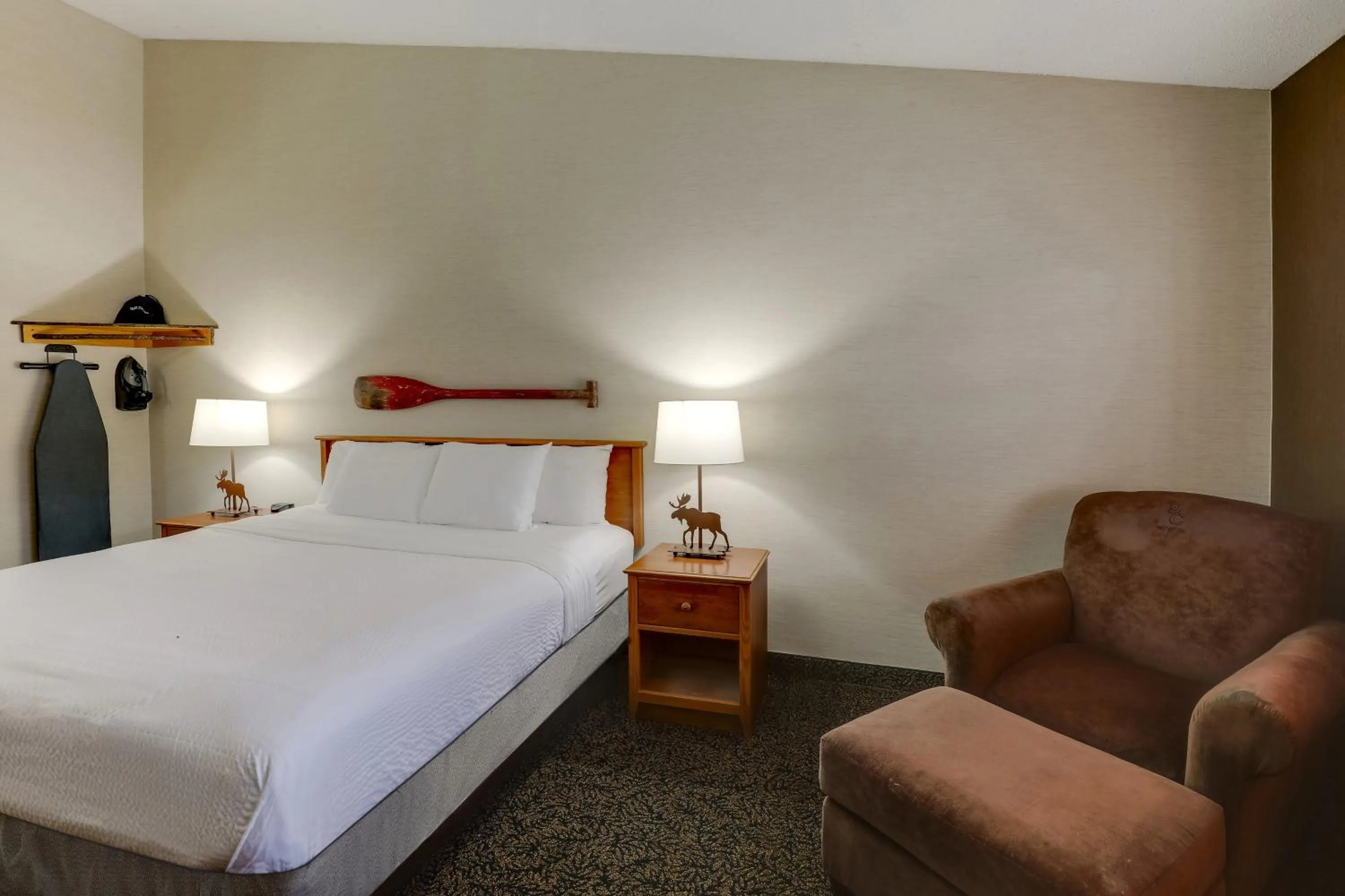 Bed in Stoney Creek Inn Quincy