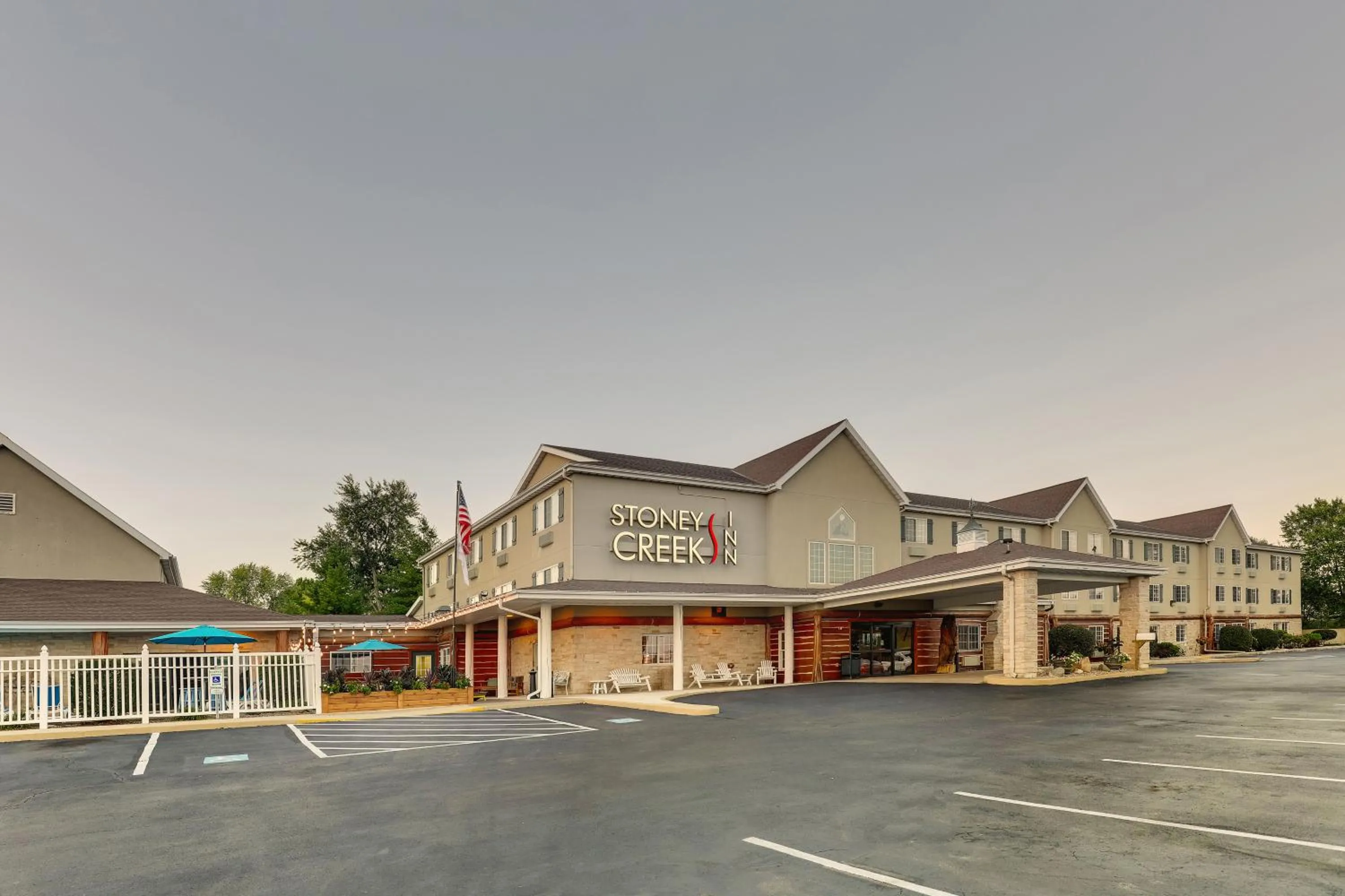 Property building in Stoney Creek Inn Quincy