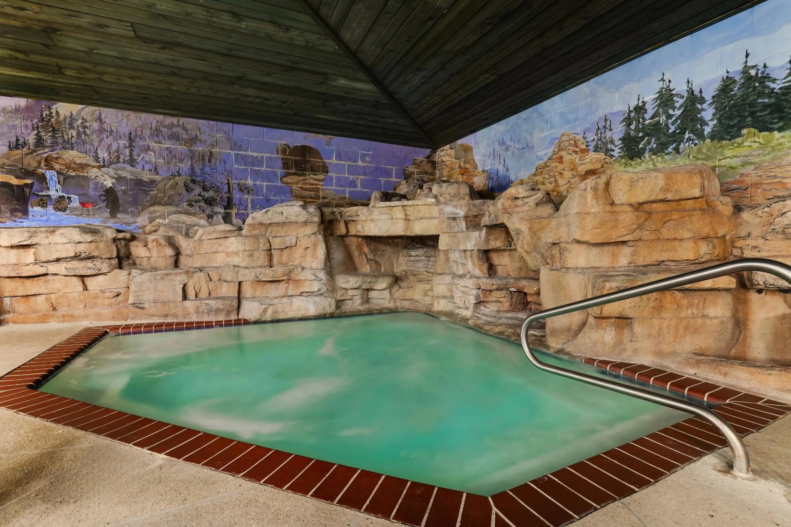 Hot Tub in Stoney Creek Inn Quincy