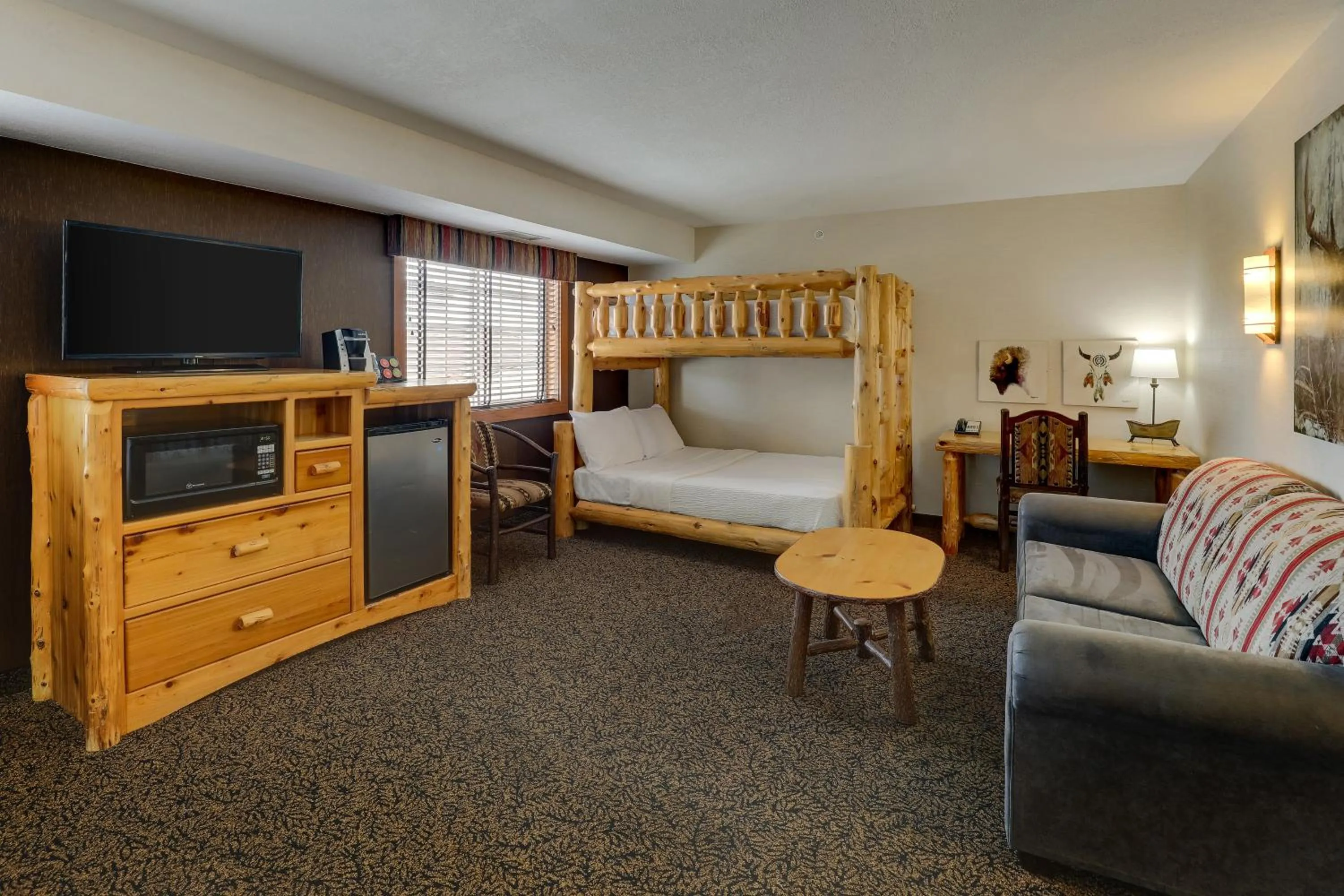 Seating area, Bed in Stoney Creek Inn Quincy