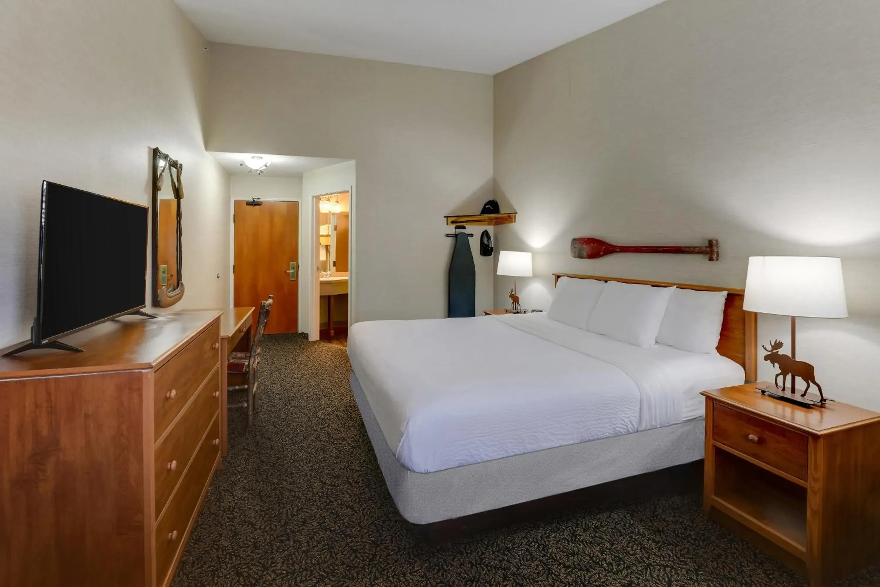 Standard King Room in Stoney Creek Inn Quincy Standard King Room in Stoney Creek Inn Quincy