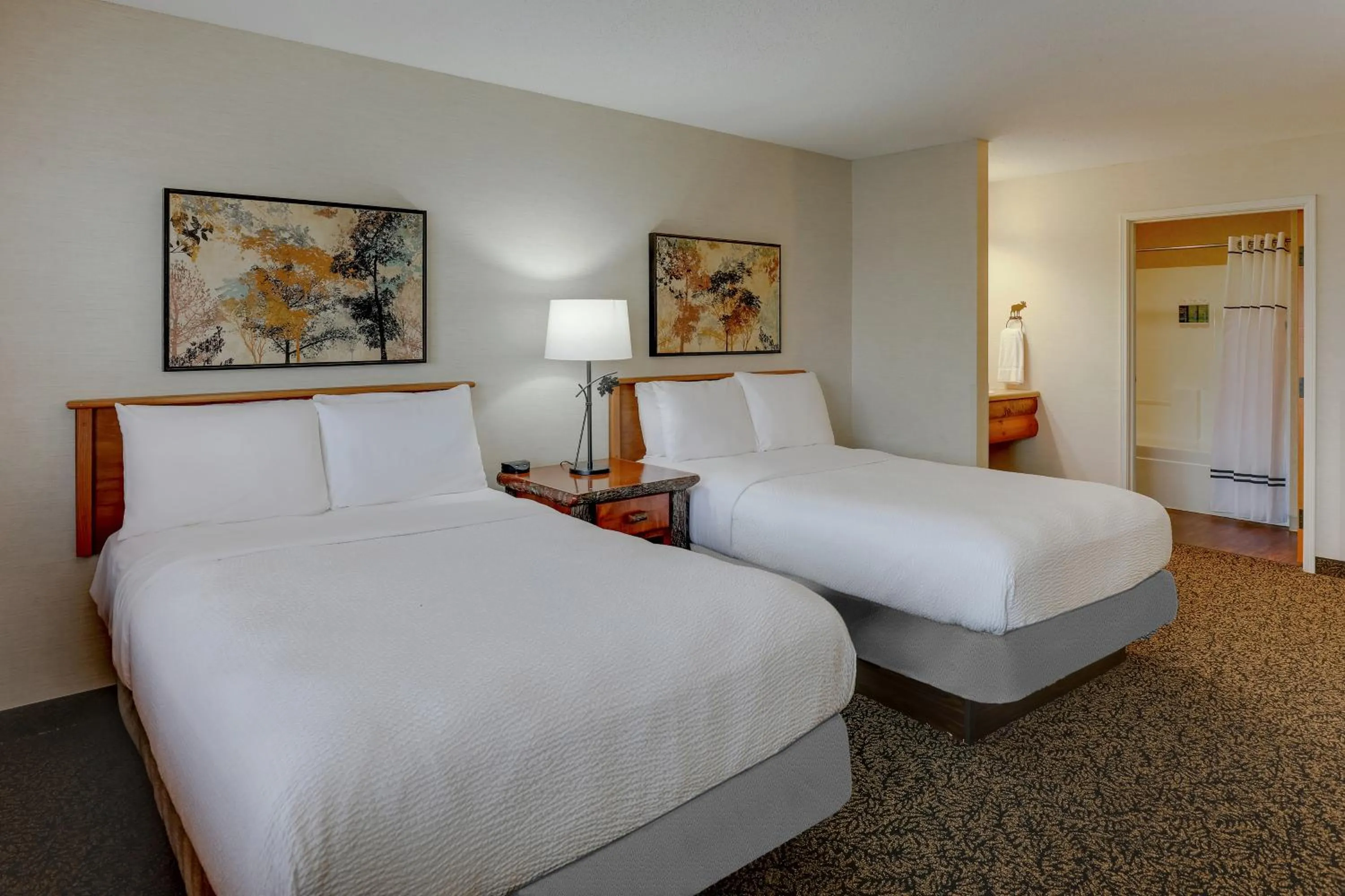 Shower, Bed in Stoney Creek Inn Quincy