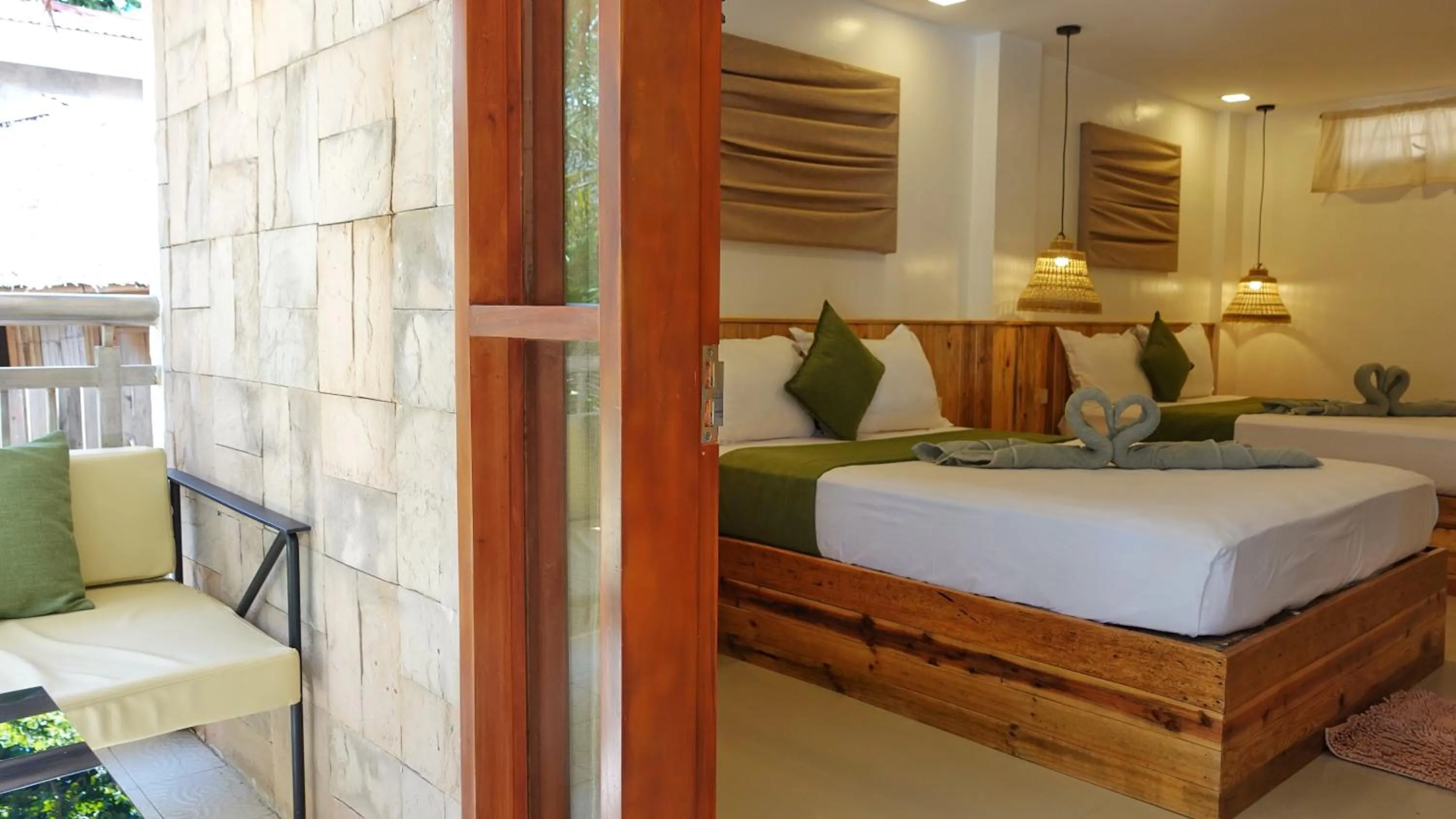 Bed in Senare Boracay Hotel