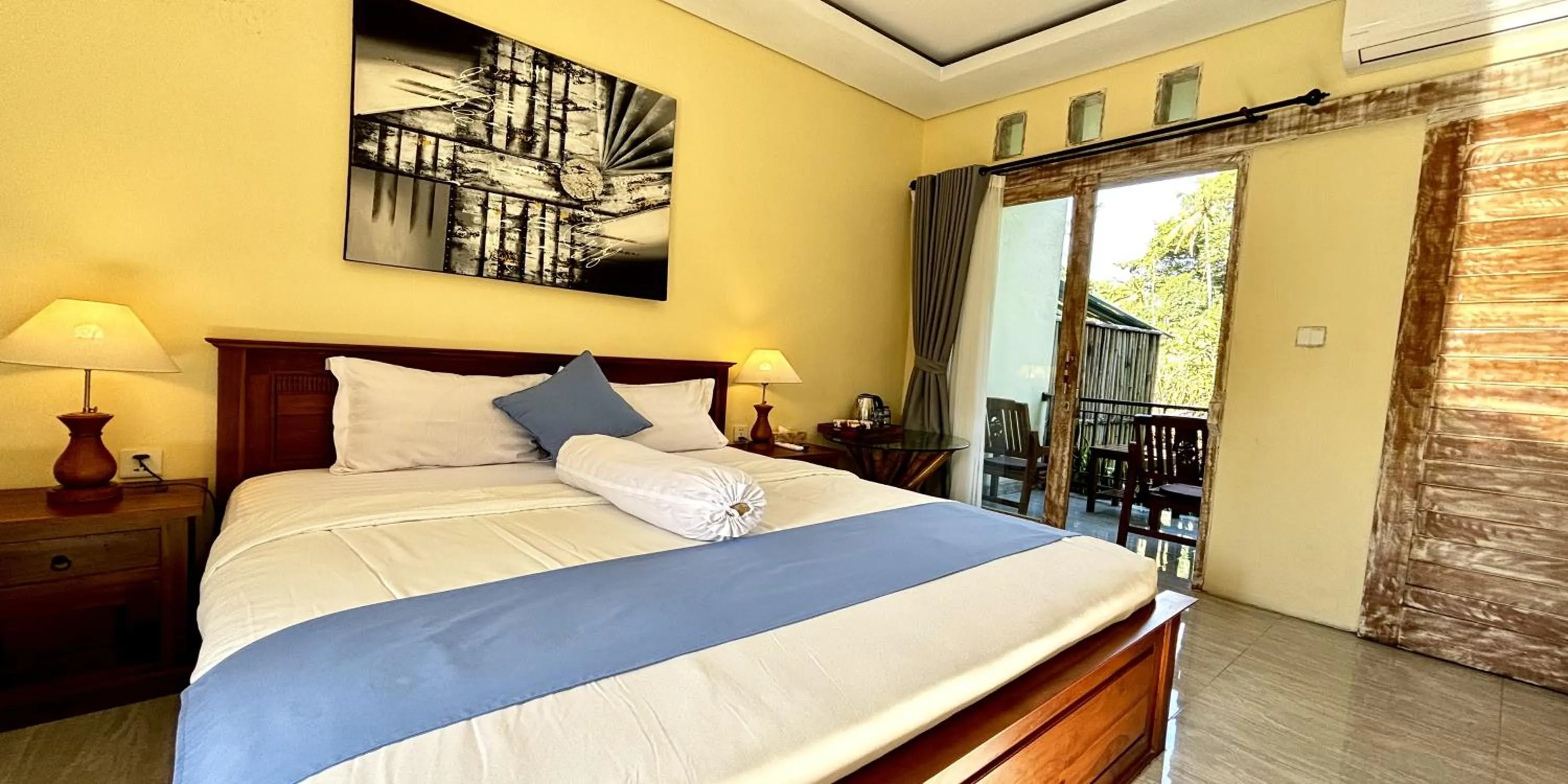 Bed in Giri Krisna Guest House