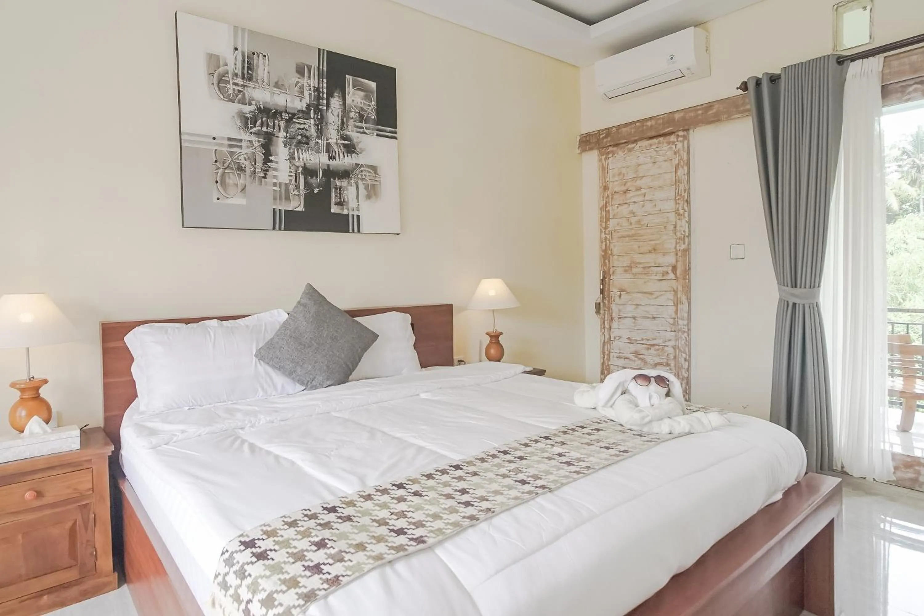 Bed in Giri Krisna Guest House