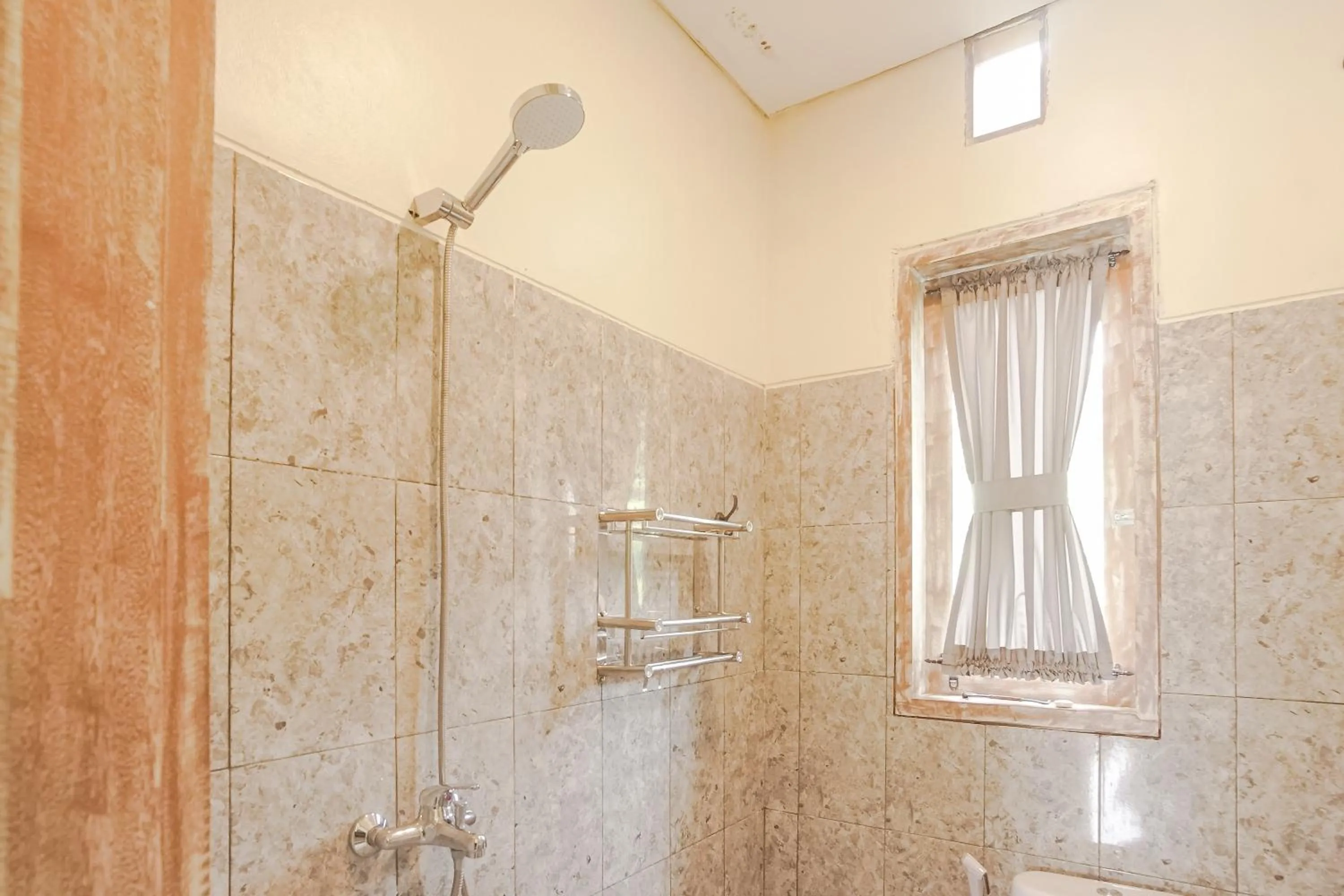 Shower in Giri Krisna Guest House