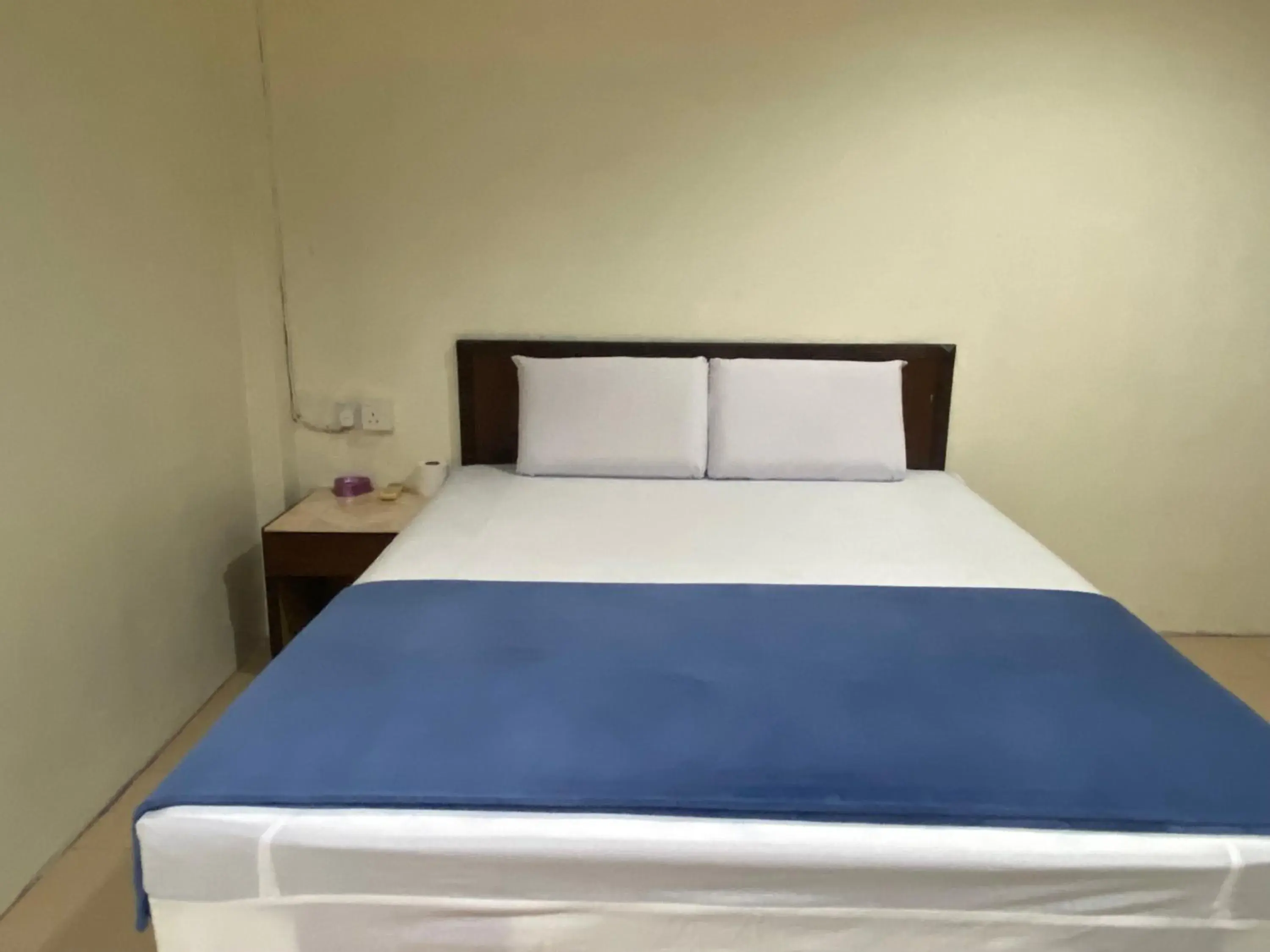 Deluxe Queen Room - single occupancy in Hotel O Gold Hill Hotel Deluxe Queen Room - single occupancy in Hotel O Gold Hill Hotel