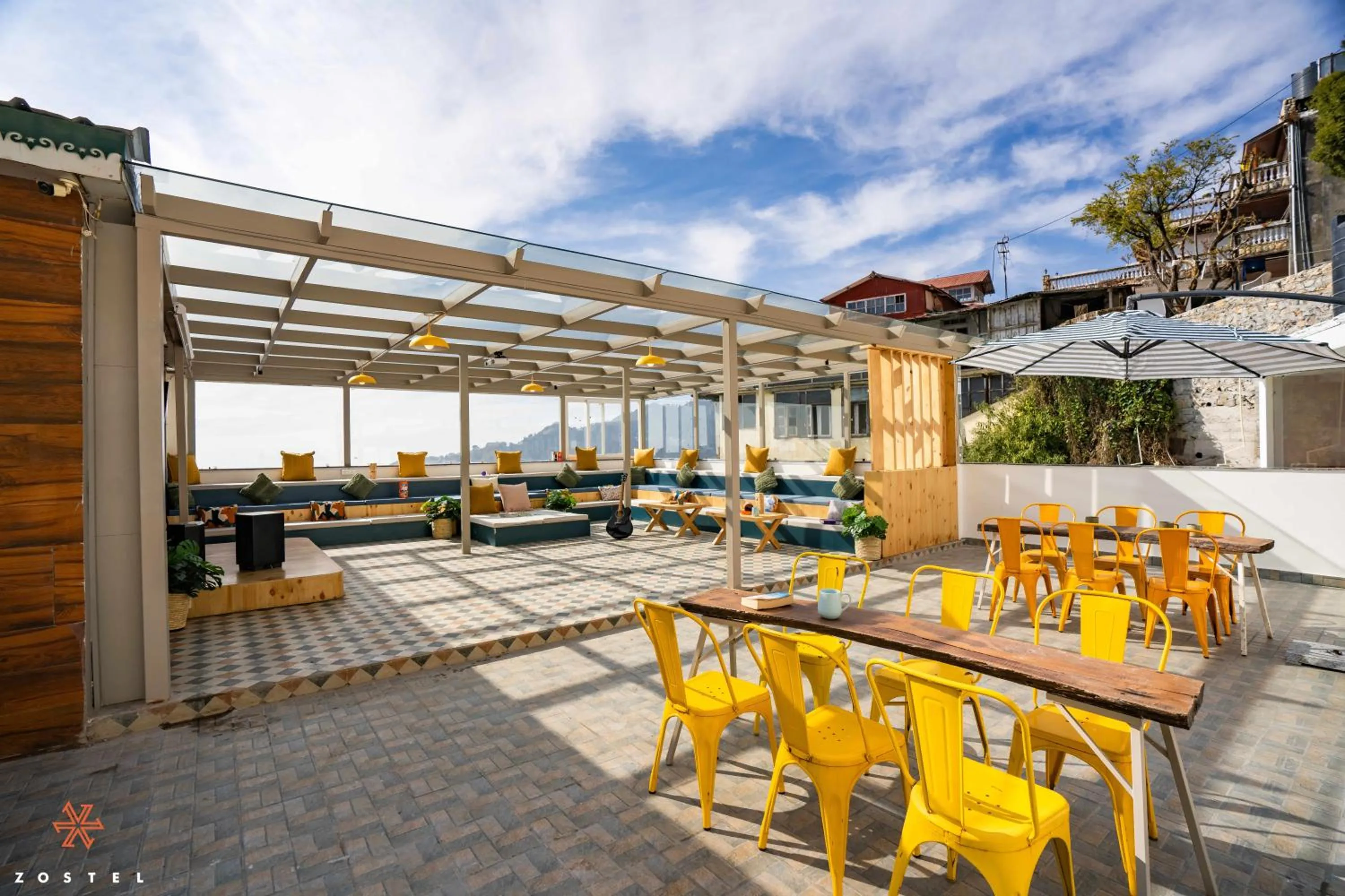 Communal lounge/ TV room in Zostel Mussoorie (Mall Road)