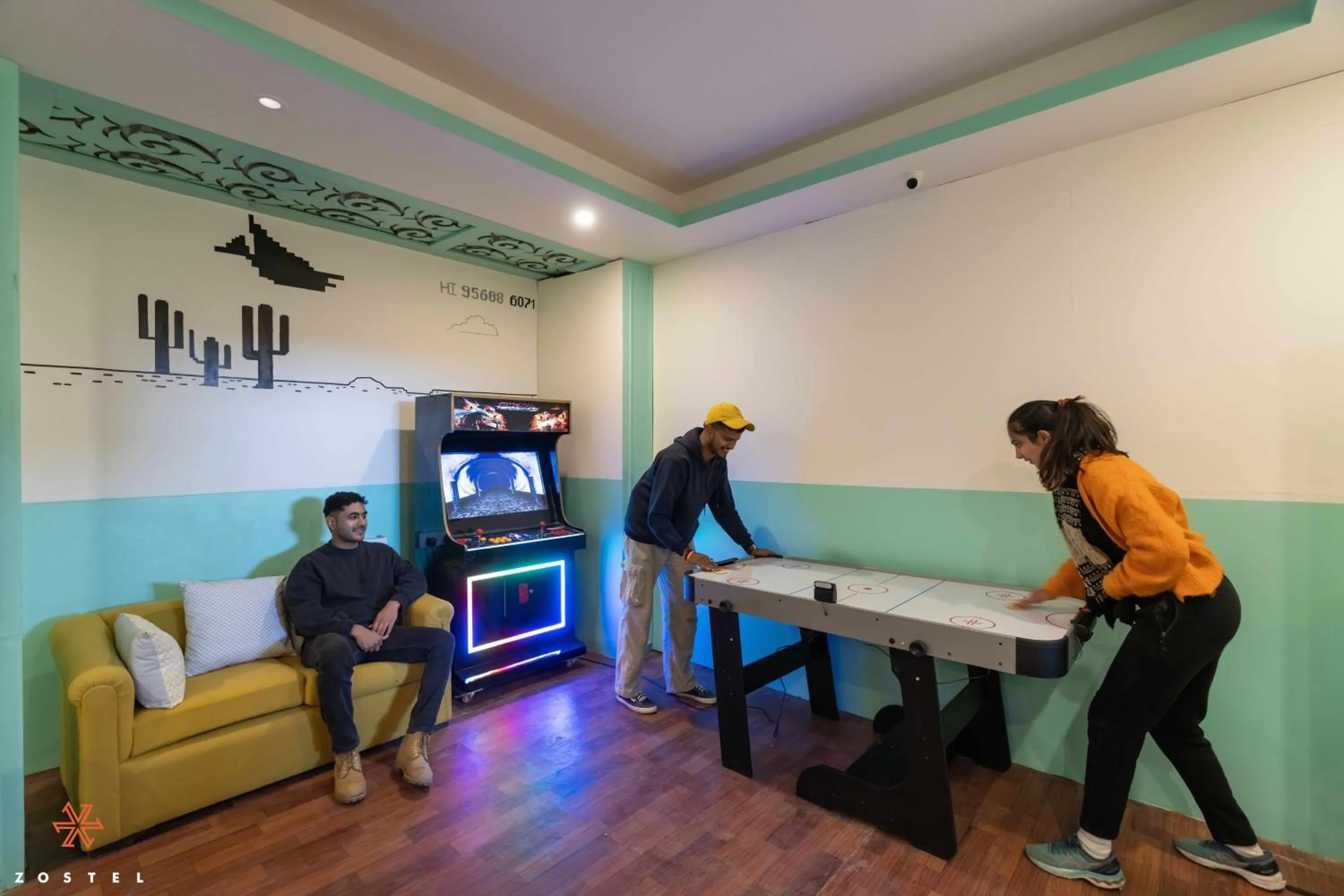 Communal lounge/ TV room in Zostel Mussoorie (Mall Road)