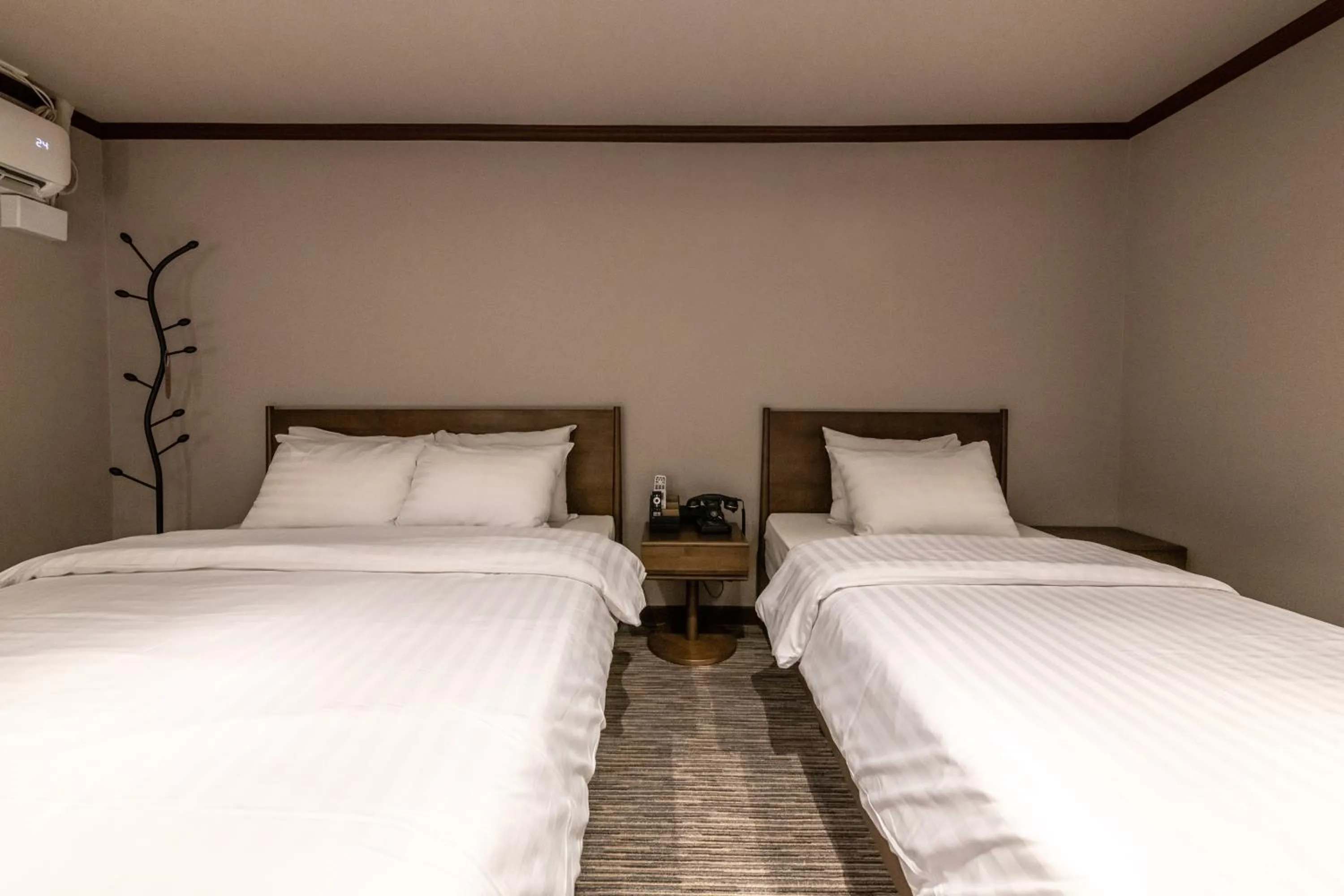 Bed in New Cheonji Hotel