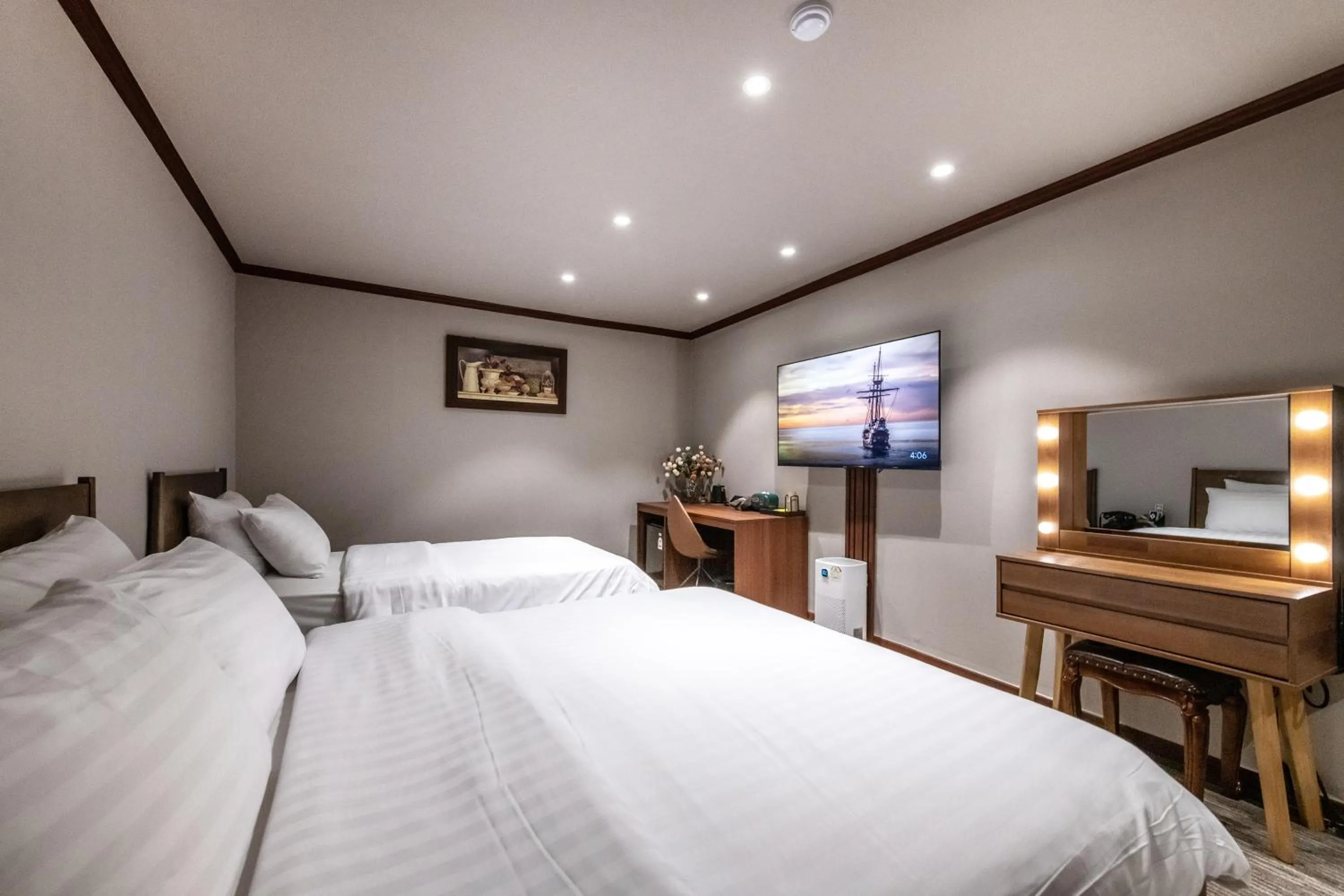 Bed in New Cheonji Hotel